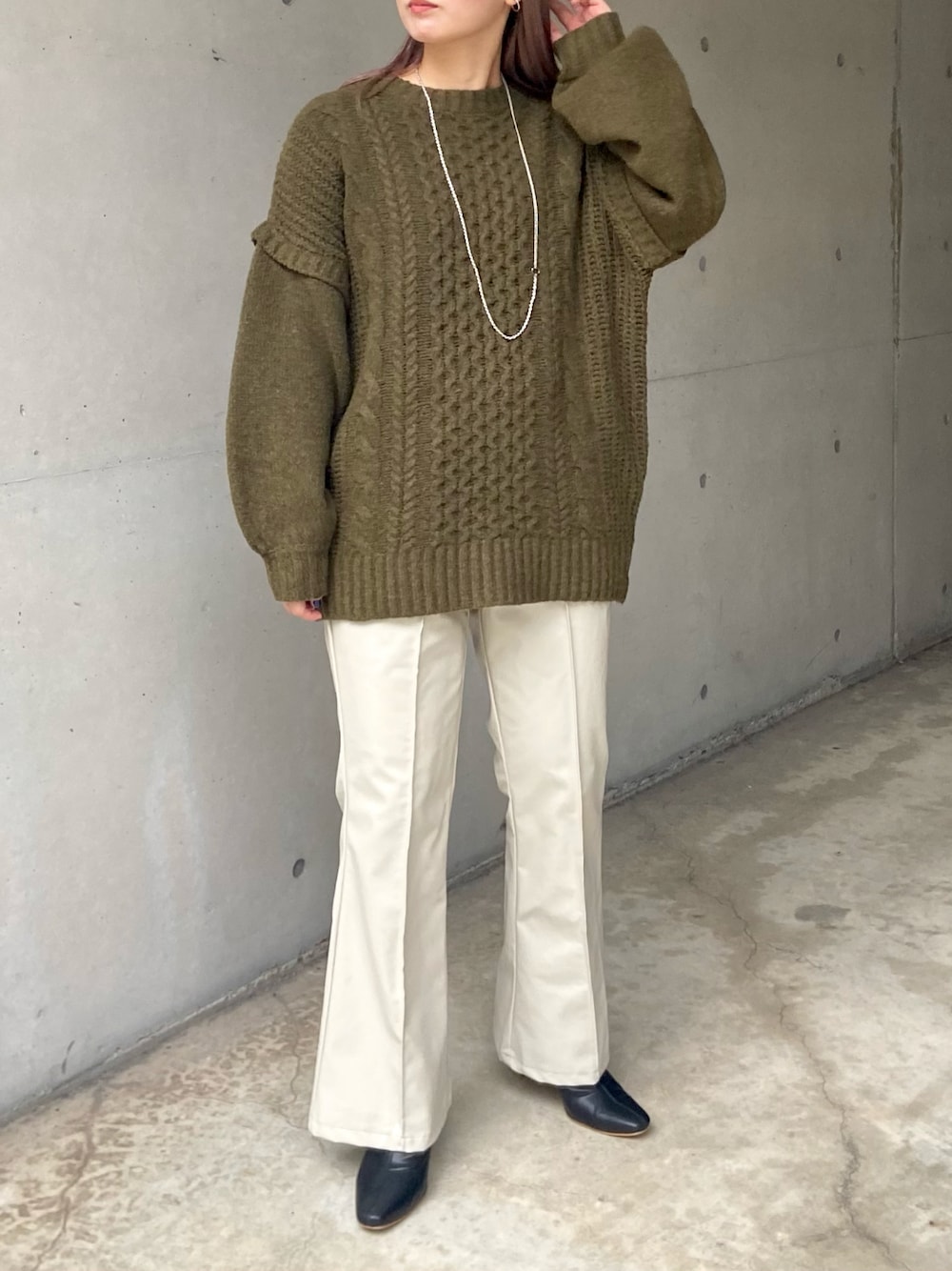 「ニット、ビッグシルエット、ブーツ、ケーブルニット、カラーニット、オーバーサイズ、休日スタイル、プチプラ、ケーブル編み、古着MIX、レザーパンツ、フレアパンツ、オーバーサイズニット、ビッグニット、ボリューム袖」｜「prose verseのフェイクレザーセンターピンタックパンツ（その他パンツ、グレー系）」を使った、みーやんさん（レディース・155cm）の秋コーディネートの1枚目の写真