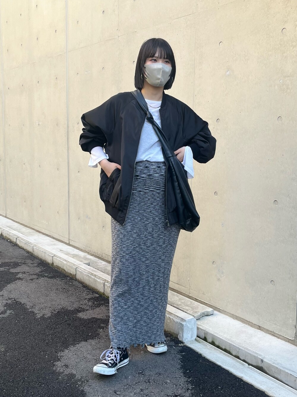 「春服みてみて、ストリート、プチプラ、ビッグシルエット、春アウター、きれいめカジュアル、春服デビュー宣言、骨格ウェーブ、低身長、柄スカート、MA-1、コンバース、シアートップス、ゆるコーデ、ニットスカート」｜「prose verseの袖スリットシアーカットソー（Tシャツ/カットソー、ホワイト系）」を使った、みーやんさん（レディース・155cm）の春コーディネートの1枚目の写真