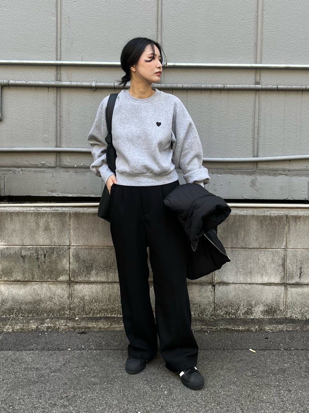 「韓国ファッション、スウェット、休日スタイル、クリスマスに着たい服、スニーカー、マイベストコーデ2023、お出かけコーデ、スラックス、スーパースター、グレー、冬コーデ、シンプルスタイル、大人カジュアル、パンツスタイル、モノトーンコーデ」｜「prose verseのハート刺繍裏起毛スウェット（スウェット、グレー系）」を使った、みーやんさん（レディース・155cm）の冬コーディネートの1枚目の写真