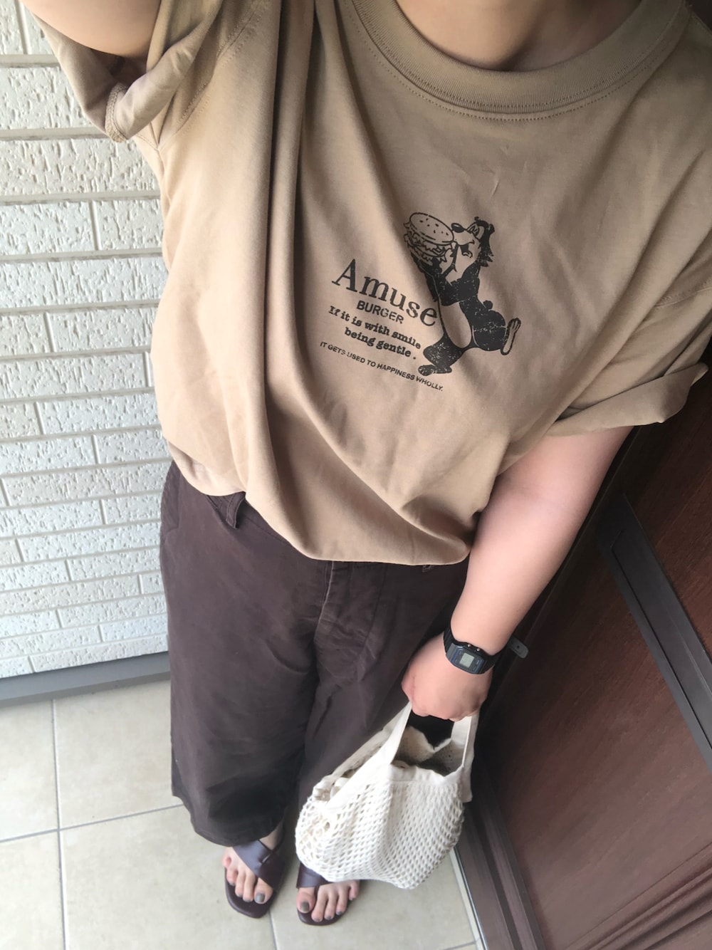 ベージュ系のTシャツ/カットソー、ブラウン系のその他パンツを着用したレディースの夏コーディネートの1枚目の写真