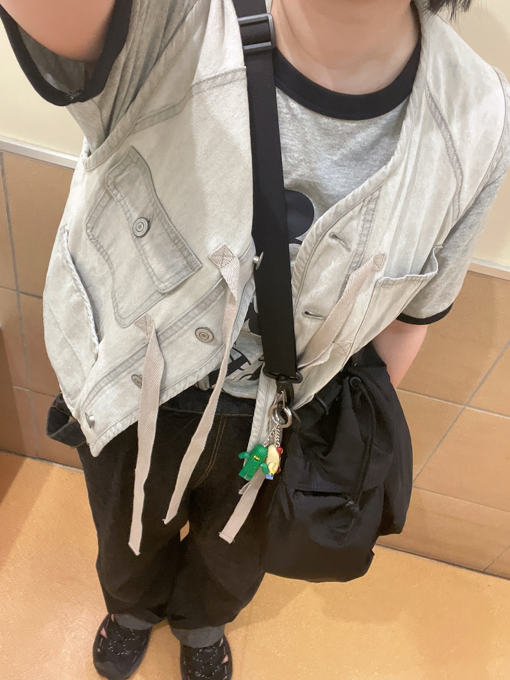 「niko and...のコンパクトストリングベスト（ベスト、グレー系）」を使った、___chairoさん（レディース・155cm）の春コーディネートの1枚目の写真