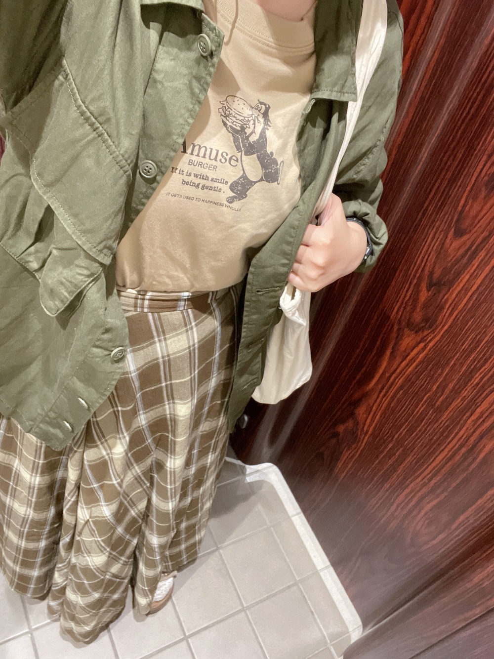 ベージュ系のTシャツ/カットソー、ホワイト系のスカート、グレー系のサンダルを着用したレディースの夏コーディネートの1枚目の写真