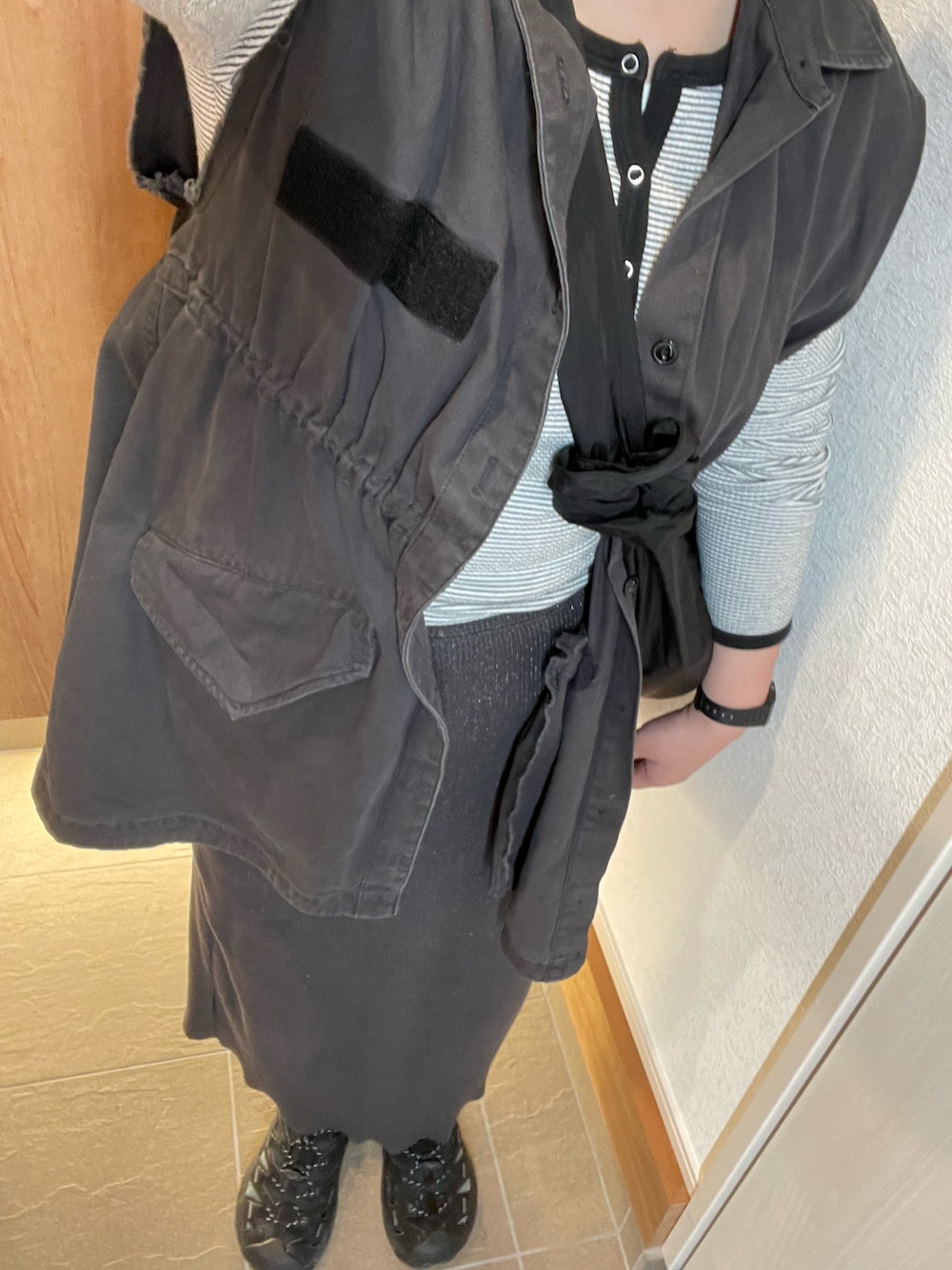 「JEANASISのストーンウオッシュミリタリーベストワンピース/280414（ワンピース、ブラック系）」を使った、___chairoさん（レディース・155cm）の春コーディネートの1枚目の写真