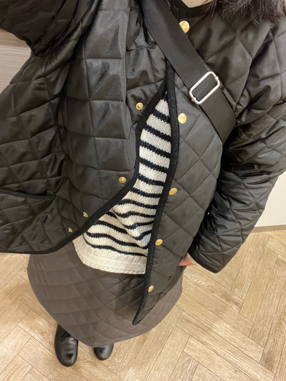 「Traditional Weatherwearの【SHIPS any別注】Traditional Weatherwear: キルティング ミディ コート 23AW（ノーカラーコート、ブラック系）」を使った、___chairoさん（レディース・155cm）の冬コーディネートの1枚目の写真