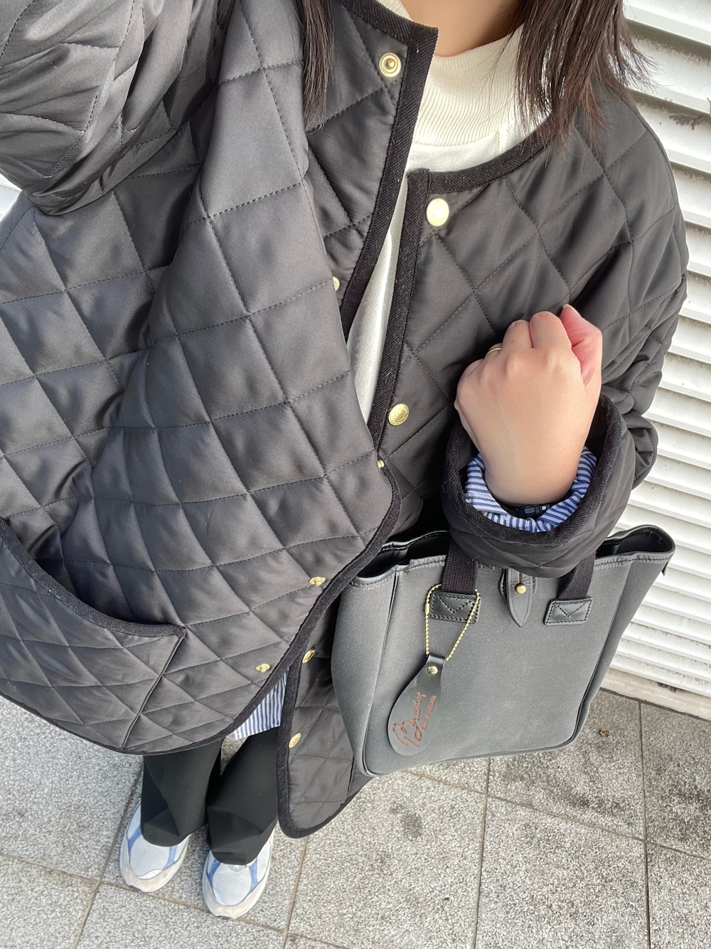 「Traditional Weatherwearの【SHIPS any別注】Traditional Weatherwear: キルティング ミディ コート 23AW（ノーカラーコート、ブラック系）」を使った、___chairoさん（レディース・155cm）の秋コーディネートの1枚目の写真