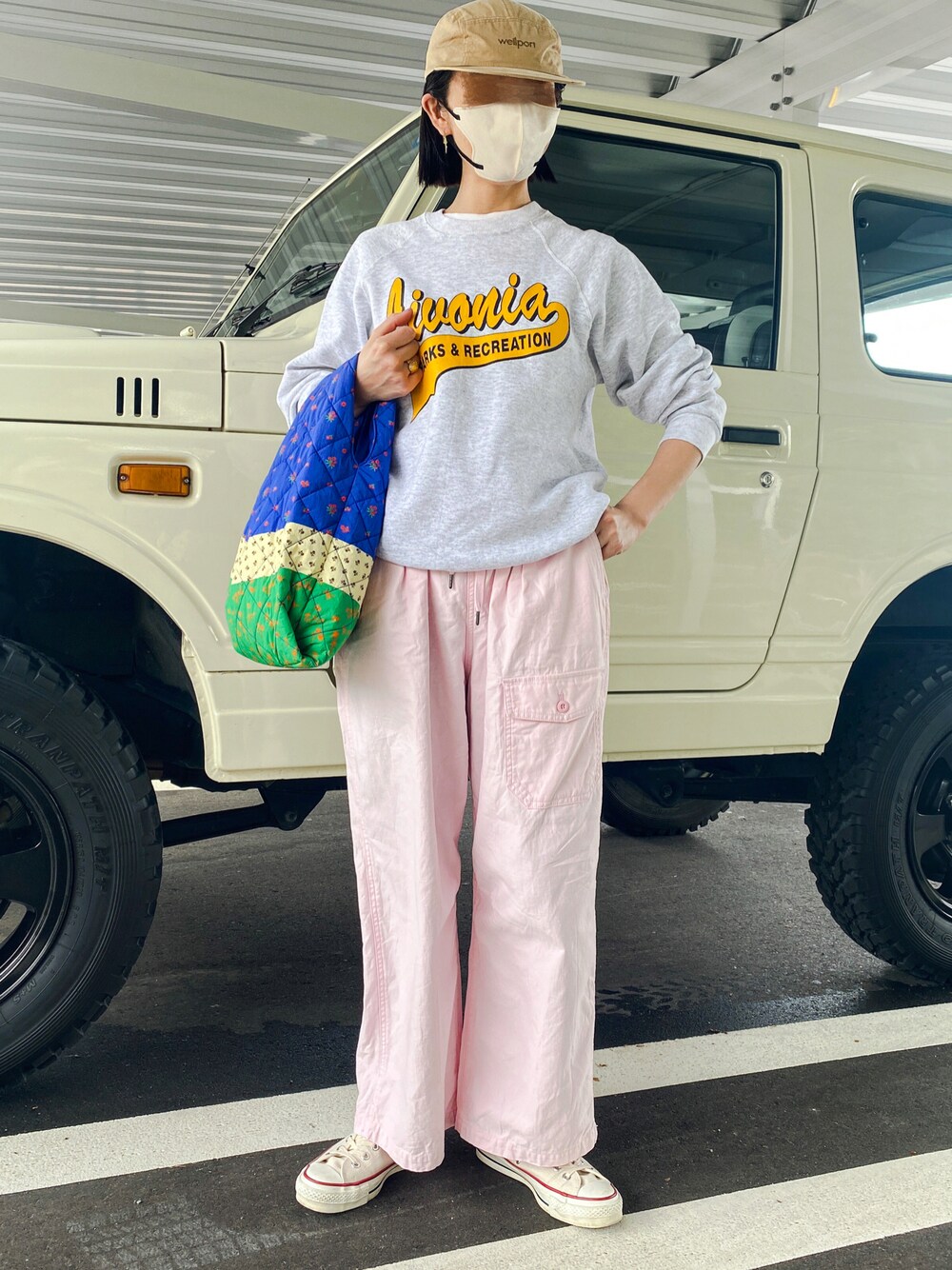 その他のハンドバッグ、ピンク系のその他パンツ、ベージュ系のキャップを着用したレディースの春コーディネートの1枚目の写真