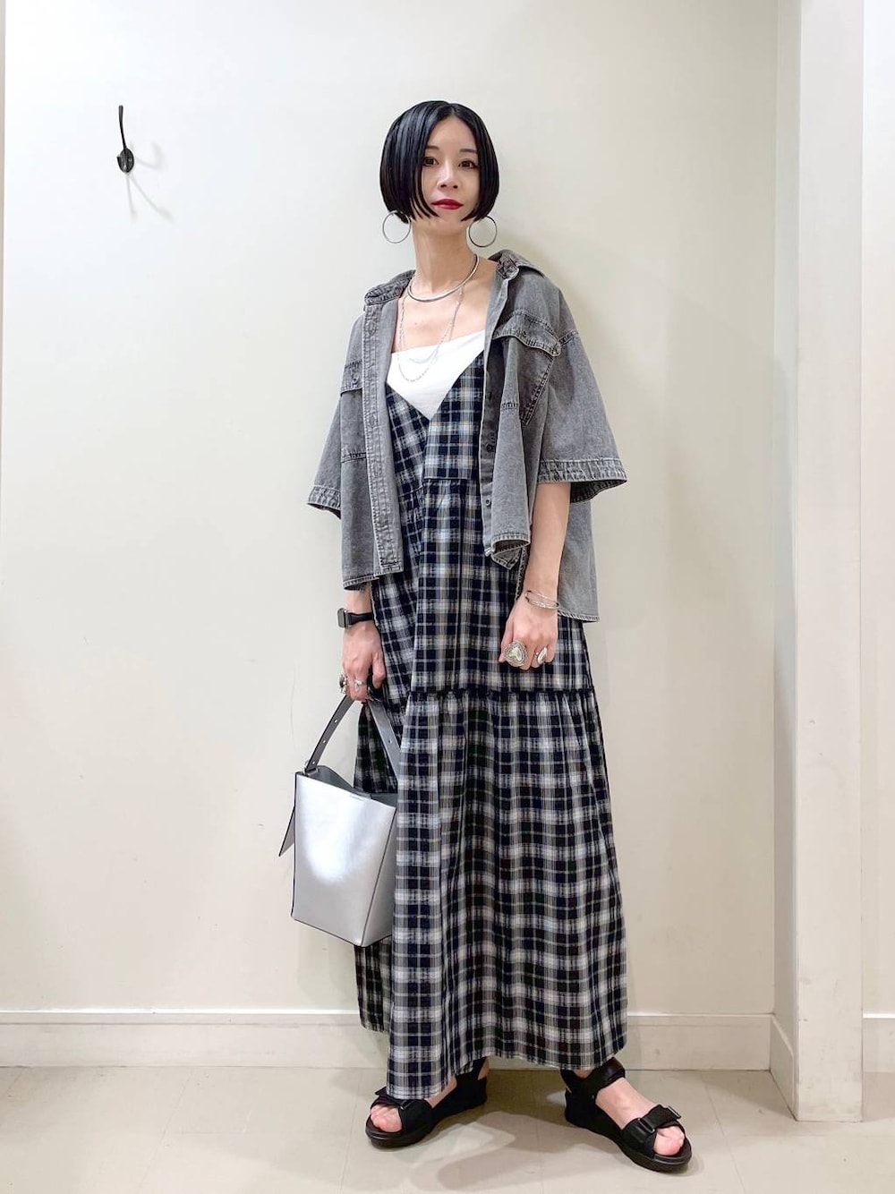 「高見え、若見え、着痩せ・細見え、ママコーデ、楽ちんコーデ、普通_GLOBAL WORK、高身長、体型カバー、GLOBAL WORK、シンプルコーデ、大人カジュアル、デニムシャツ、シャツ、タンクトップ、ワンピース」｜「GLOBAL WORKのスペ軽5WAYショルダー/253022（ショルダーバッグ、シルバー系）」を使った、るんるんさん（レディース・168cm）の夏コーディネートの1枚目の写真