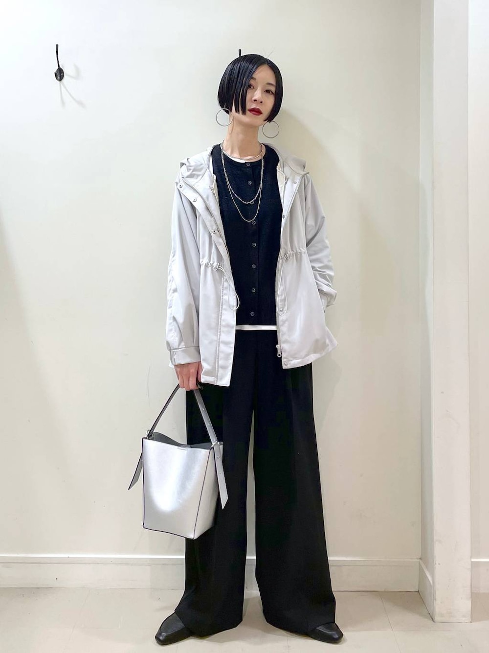 「マウンテンパーカー、ブルゾン、アウター、カーディガン、Tシャツ、ロンT、春コーデ、ワイドパンツ、パンツ、楽ちんコーデ、体型カバー、シンプルコーデ、ネックレス、高見え、若見え」｜「GLOBAL WORKのらくっション踏めるバブーシュ/136007（その他シューズ、ブラック系）」を使った、るんるんさん（レディース・168cm）の春コーディネートの1枚目の写真