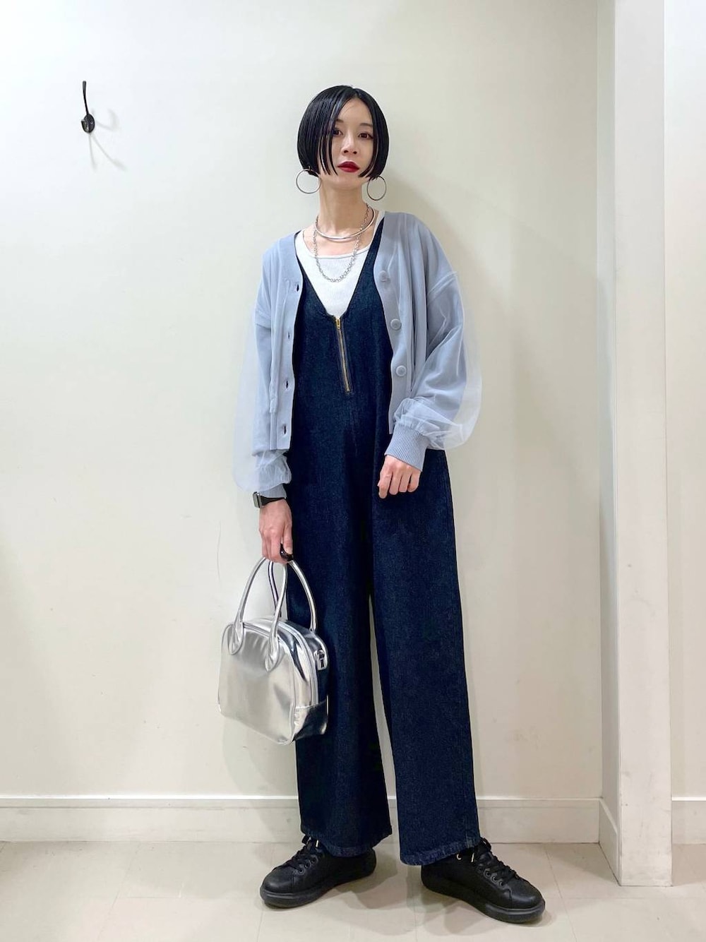 「高見え、若見え、着痩せ・細見え、ママコーデ、楽ちんコーデ、普通_GLOBAL WORK、高身長、体型カバー、GLOBAL WORK、シンプルコーデ、サロペット、タンクトップ、カーディガン、ネックレス、スニーカー」｜「GLOBAL WORKのエアかるコートスニーカー/135742（スニーカー、ブラック系）」を使った、るんるんさん（レディース・168cm）の春コーディネートの1枚目の写真