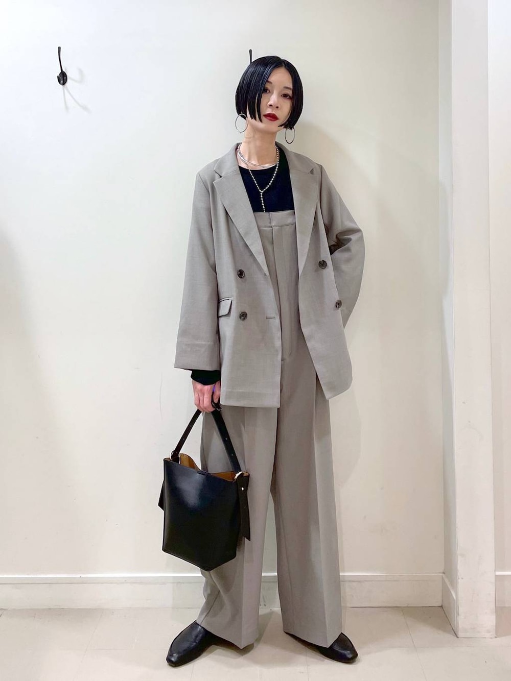 「高見え、若見え、着痩せ・細見え、ママコーデ、楽ちんコーデ、普通_GLOBAL WORK、高身長、体型カバー、GLOBAL WORK、シンプルコーデ、ジャケット、ジャケットスタイル、ニット、ワイドパンツ、サロペット」｜「GLOBAL WORKのステンレスボールY字ネックレス/106439（ネックレス、シルバー系）」を使った、るんるんさん（レディース・168cm）の春コーディネートの1枚目の写真