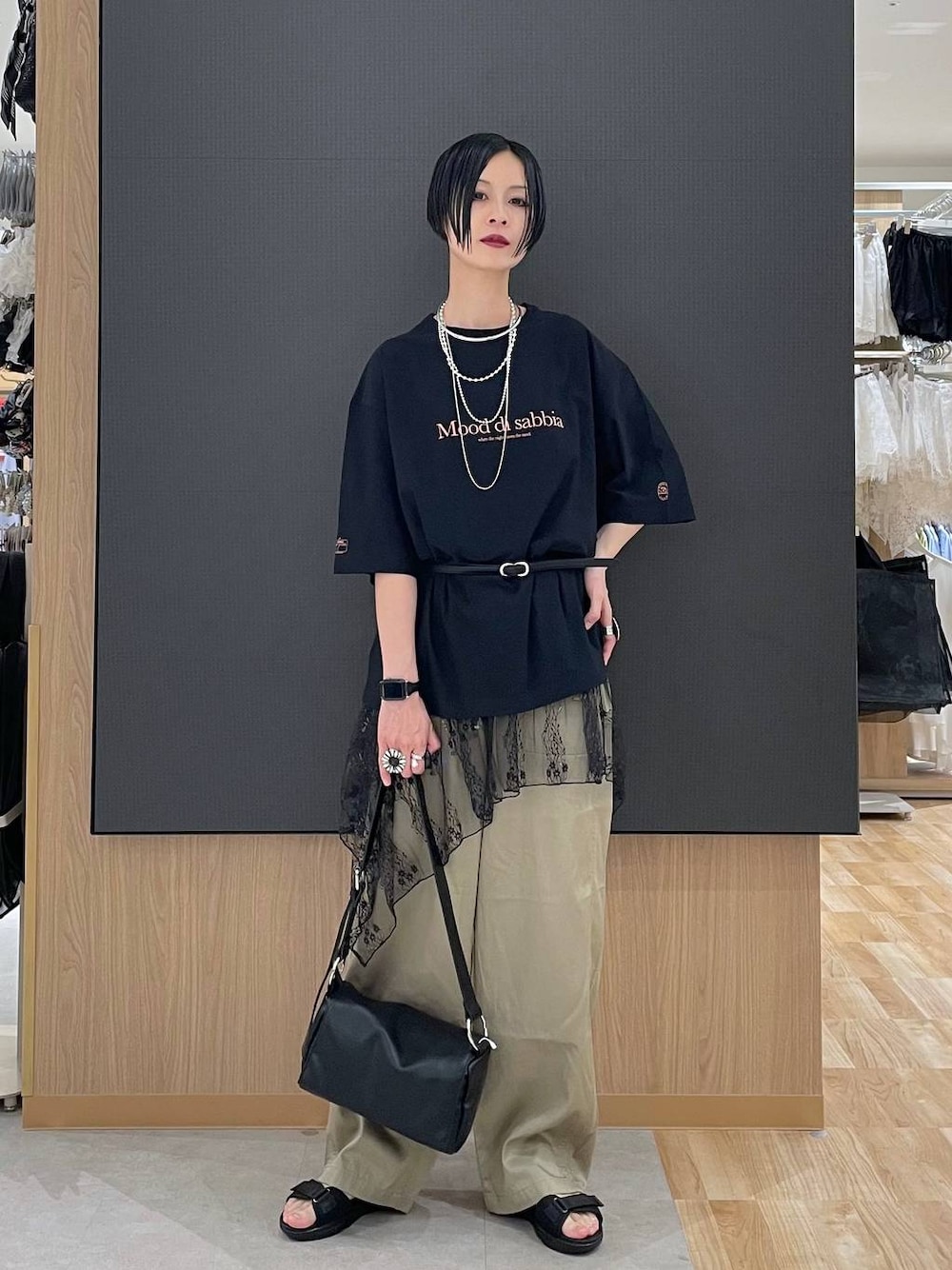 ブラック系のTシャツ/カットソー、ブラック系のサンダル、ブラック系のショルダーバッグを着用したレディースの夏コーディネートの1枚目の写真