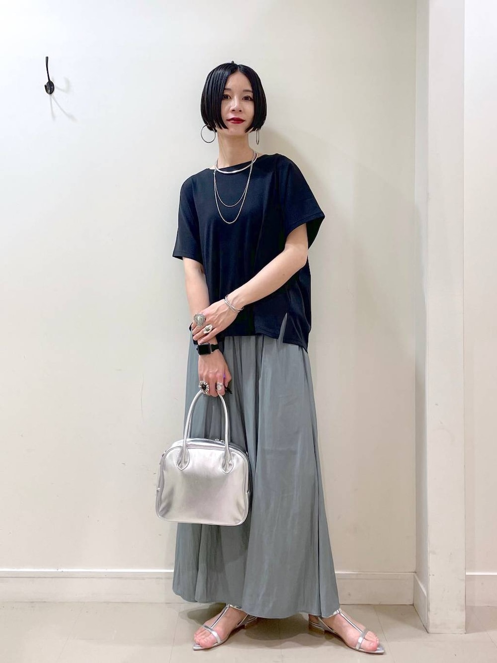 「高見え、若見え、着痩せ・細見え、ママコーデ、楽ちんコーデ、普通_GLOBAL WORK、高身長、体型カバー、GLOBAL WORK、シンプルコーデ、大人カジュアル、Tシャツ、ワイドパンツ、パンツ、ネックレス」｜「GLOBAL WORKのさらさらリラックスフレアワイドパンツ/147675（その他パンツ、グリーン系）」を使った、るんるんさん（レディース・168cm）の春コーディネートの1枚目の写真