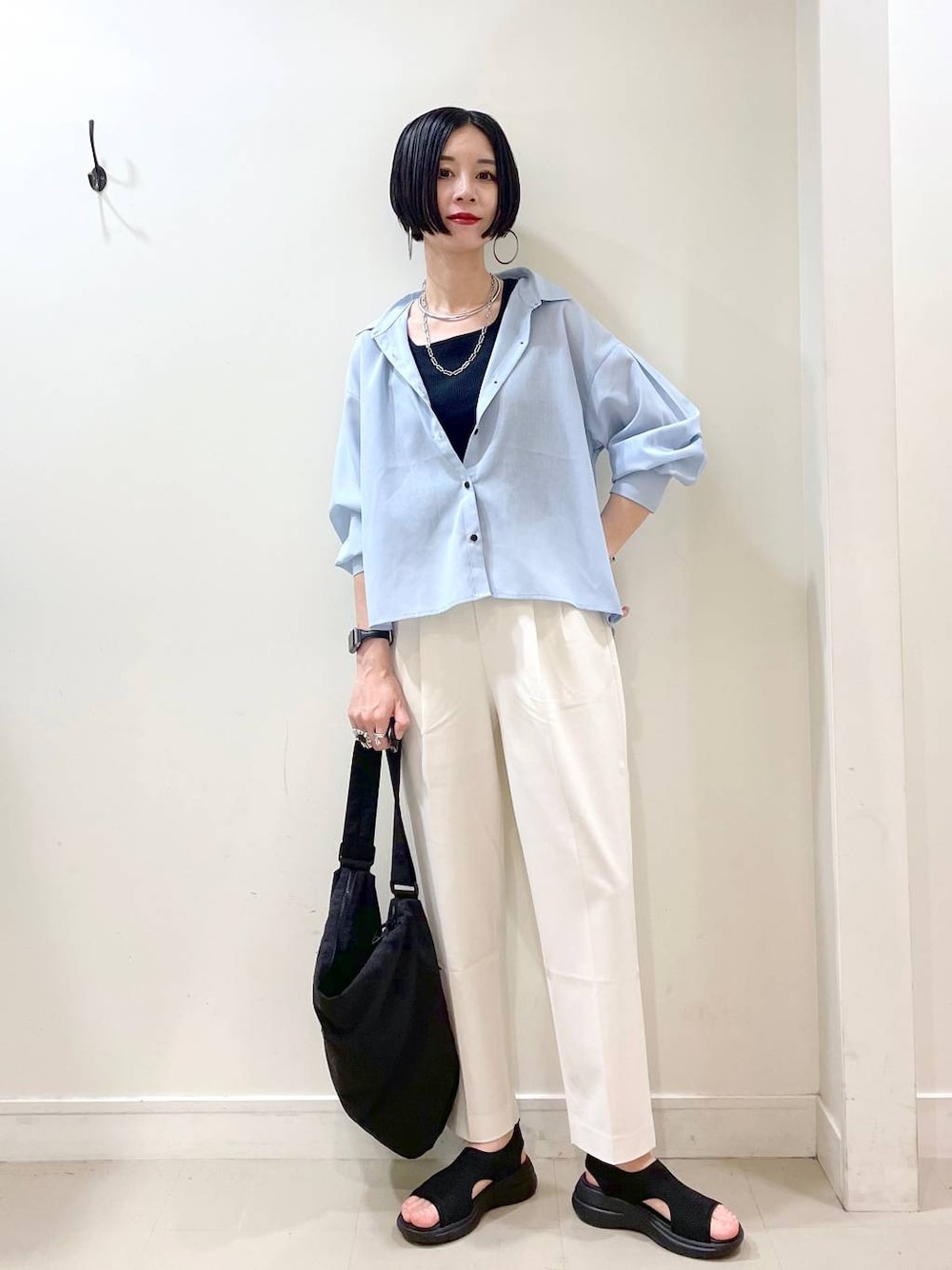 「高見え、若見え、着痩せ・細見え、ママコーデ、楽ちんコーデ、普通_GLOBAL WORK、高身長、体型カバー、GLOBAL WORK、シンプルコーデ、大人カジュアル、シャツ、タンクトップ、テーパードパンツ、パンツ」｜「GLOBAL WORKのウツクシルエットテーパードパンツ/133595（その他パンツ、ホワイト系）」を使った、るんるんさん（レディース・168cm）の春コーディネートの1枚目の写真