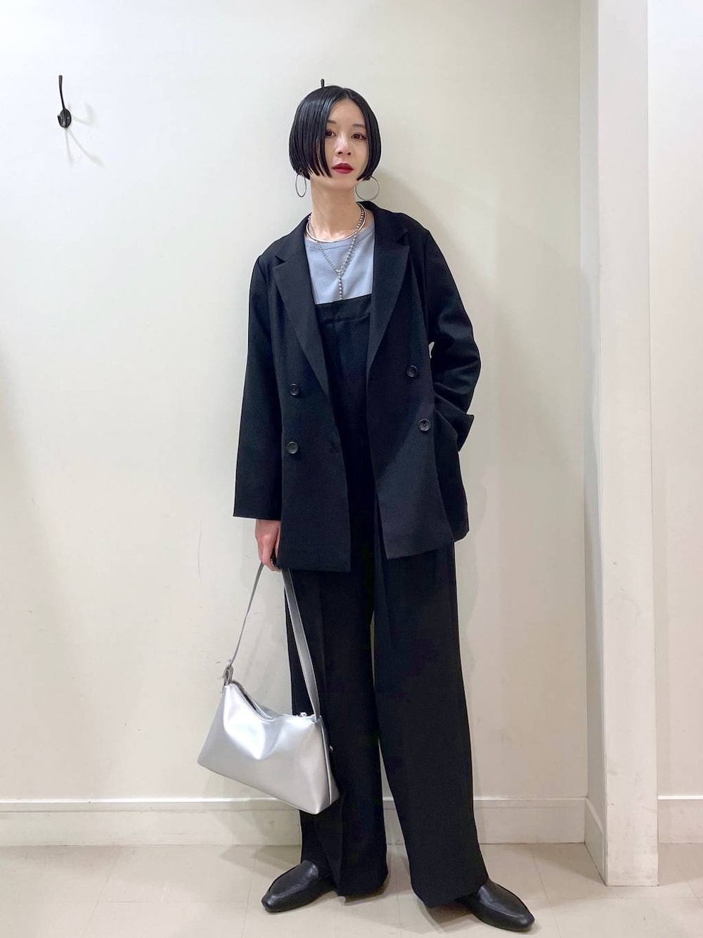 「着痩せ・細見え、ママコーデ、楽ちんコーデ、普通_GLOBAL WORK、高身長、体型カバー、GLOBAL WORK、シンプルコーデ、ジャケット、ジャケットスタイル、ニット、サロペット、ワイドパンツ、パンツ、春コーデ」｜「GLOBAL WORKのステンレスボールY字ネックレス/106439（ネックレス、シルバー系）」を使った、るんるんさん（レディース・168cm）の春コーディネートの1枚目の写真