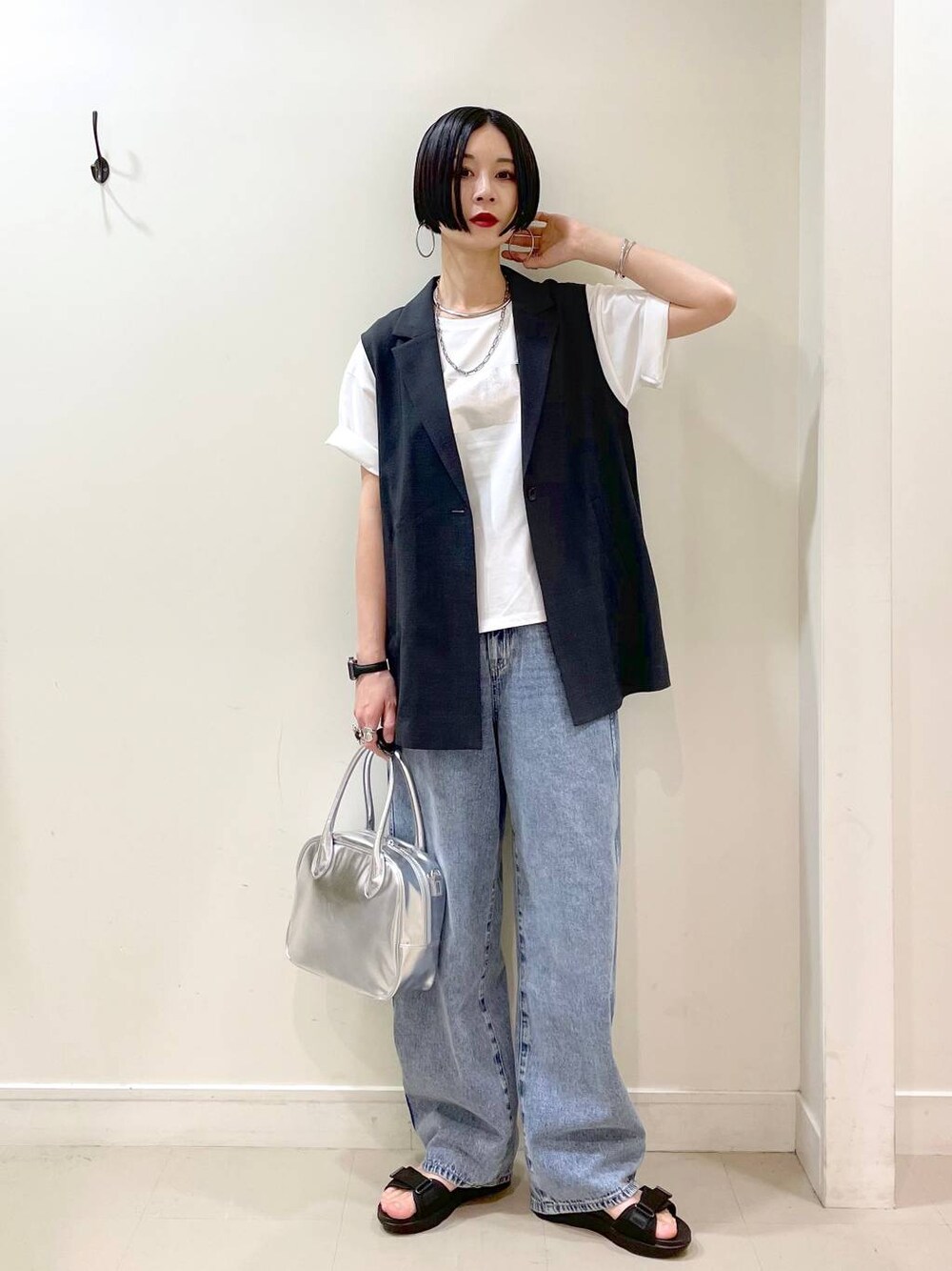 「高見え、若見え、着痩せ・細見え、ママコーデ、楽ちんコーデ、普通_GLOBAL WORK、高身長、体型カバー、GLOBAL WORK、シンプルコーデ、大人カジュアル、Tシャツ、ベスト、デニムパンツ、パンツ」｜「GLOBAL WORKのGOODデニムバギーパンツ/118365（デニムパンツ、ブルー系）」を使った、るんるんさん（レディース・168cm）の春コーディネートの1枚目の写真