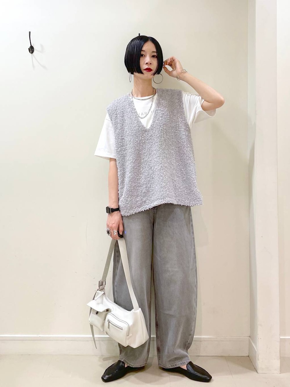「ママコーデ、楽ちんコーデ、普通_GLOBAL WORK、高身長、体型カバー、GLOBAL WORK、シンプルコーデ、大人カジュアル、Tシャツ、ベスト、ワイドパンツ、パンツ、デニムパンツ、春コーデ、春夏コーデ」｜「GLOBAL WORKのらくっション踏めるバブーシュ/136007（その他シューズ、ブラック系）」を使った、るんるんさん（レディース・168cm）の春コーディネートの1枚目の写真