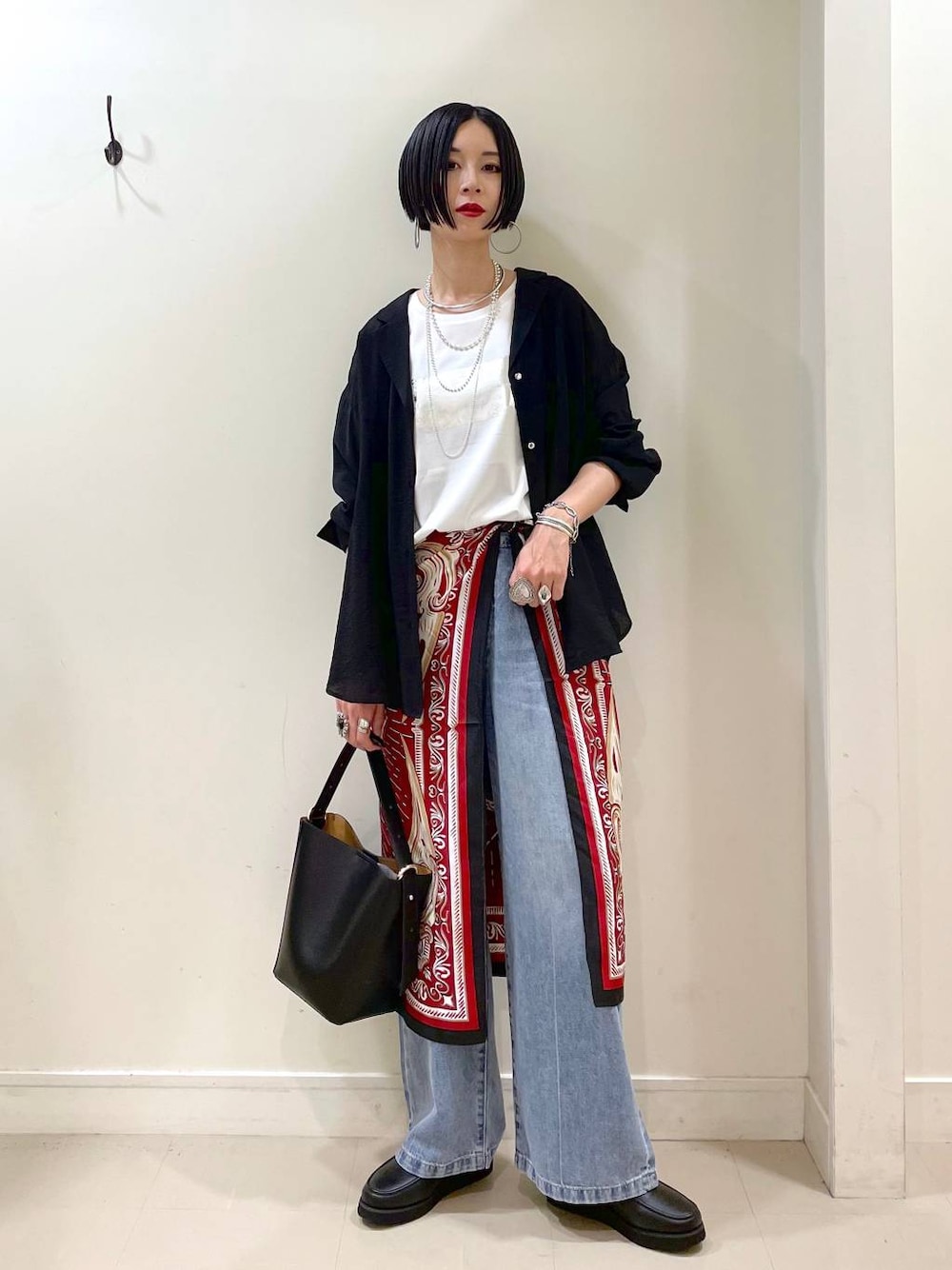 「高見え、若見え、着痩せ・細見え、ママコーデ、楽ちんコーデ、普通_GLOBAL WORK、高身長、体型カバー、GLOBAL WORK、シンプルコーデ、大人カジュアル、ジャケット、シャツ、Tシャツ、デニムパンツ」｜「GLOBAL WORKのエアかる厚底ローファー/136031（ローファー、ブラック系）」を使った、るんるんさん（レディース・168cm）の夏コーディネートの1枚目の写真