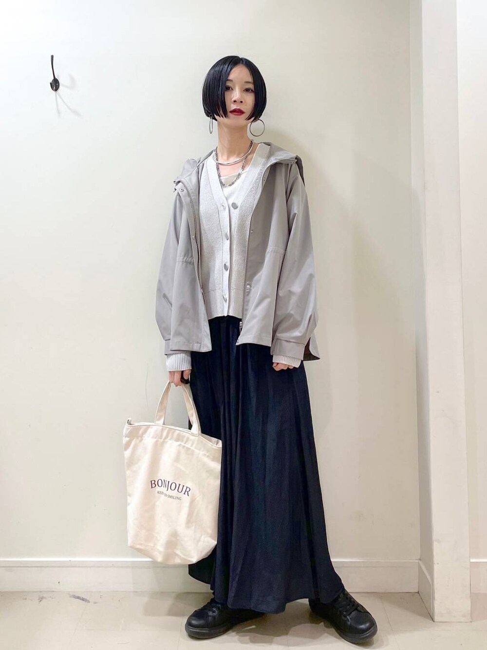 「高見え、若見え、着痩せ・細見え、ママコーデ、普通_GLOBAL WORK、高身長、GLOBAL WORK、マウンテンパーカー、アウター、春色、春コーデ、春アウター、カーディガン、タンクトップ、ワイドパンツ」｜「GLOBAL WORKのエアかるコートスニーカー/135742（スニーカー、ブラック系）」を使った、るんるんさん（レディース・168cm）の春コーディネートの1枚目の写真