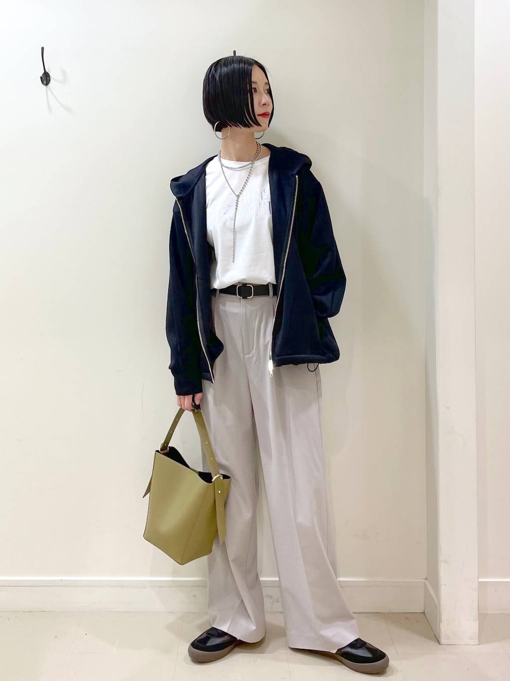 「高見え、若見え、着痩せ・細見え、ママコーデ、普通_GLOBAL WORK、高身長、GLOBAL WORK、パーカー、Tシャツ、ワイドパンツ、パンツ、楽ちんコーデ、体型カバー、ネックレス、ショルダーバッグ」｜「GLOBAL WORKのステンレスボールY字ネックレス/106439（ネックレス、シルバー系）」を使った、るんるんさん（レディース・168cm）の春コーディネートの1枚目の写真