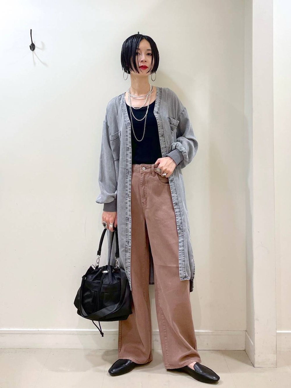 「ママコーデ、高見え、若見え、着痩せ・細見え、楽ちんコーデ、普通_GLOBAL WORK、高身長、体型カバー、GLOBAL WORK、シンプルコーデ、大人カジュアル、ワンピース、タンクトップ、カップ付きインナー、デニムパンツ」｜「GLOBAL WORKのらくっション踏めるバブーシュ/136007（その他シューズ、ブラック系）」を使った、るんるんさん（レディース・168cm）の夏コーディネートの1枚目の写真
