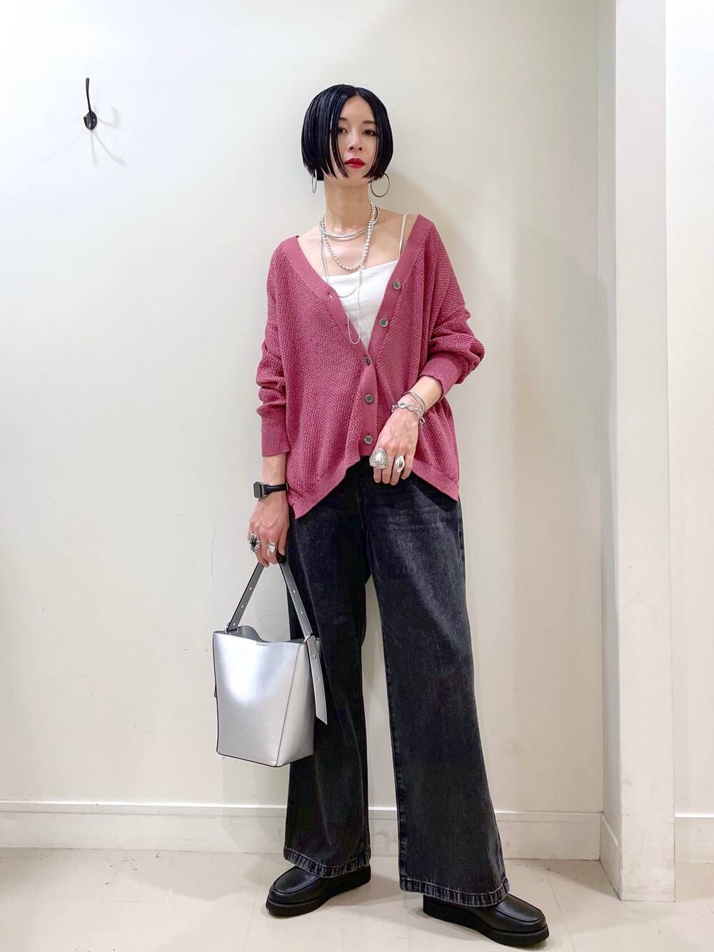 「高見え、若見え、着痩せ・細見え、ママコーデ、楽ちんコーデ、普通_GLOBAL WORK、高身長、体型カバー、GLOBAL WORK、シンプルコーデ、大人カジュアル、カーディガン、カップ付きインナー、デニムパンツ、パンツ」｜「GLOBAL WORKのエアかる厚底ローファー/136031（ローファー、ブラック系）」を使った、るんるんさん（レディース・168cm）の夏コーディネートの1枚目の写真