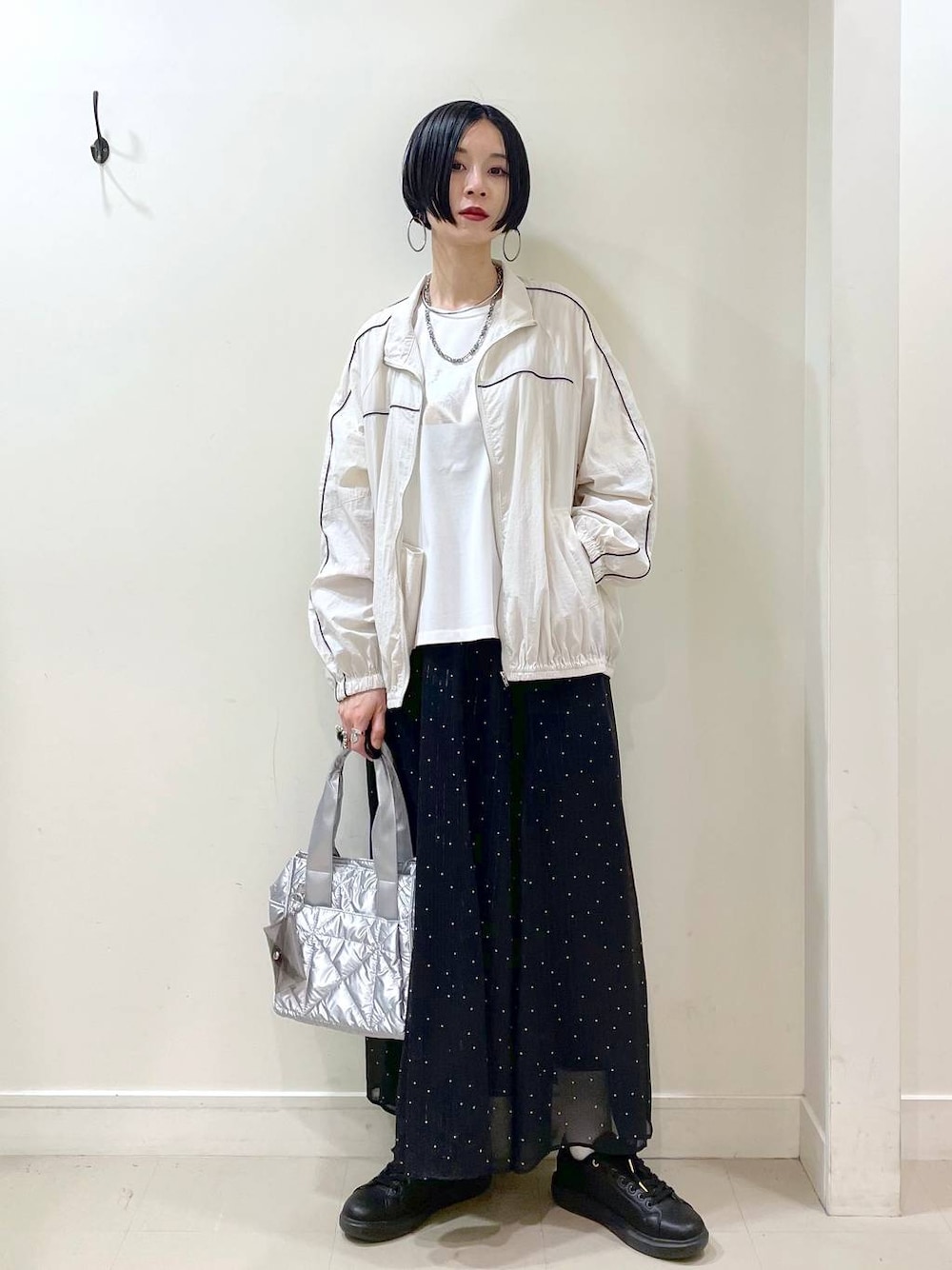 「高見え、若見え、着痩せ・細見え、ママコーデ、楽ちんコーデ、普通_GLOBAL WORK、高身長、体型カバー、GLOBAL WORK、シンプルコーデ、ブルゾン、Tシャツ、スカート、大人カジュアル、春コーデ」｜「GLOBAL WORKのエアかるコートスニーカー/135742（スニーカー、ブラック系）」を使った、るんるんさん（レディース・168cm）の春コーディネートの1枚目の写真