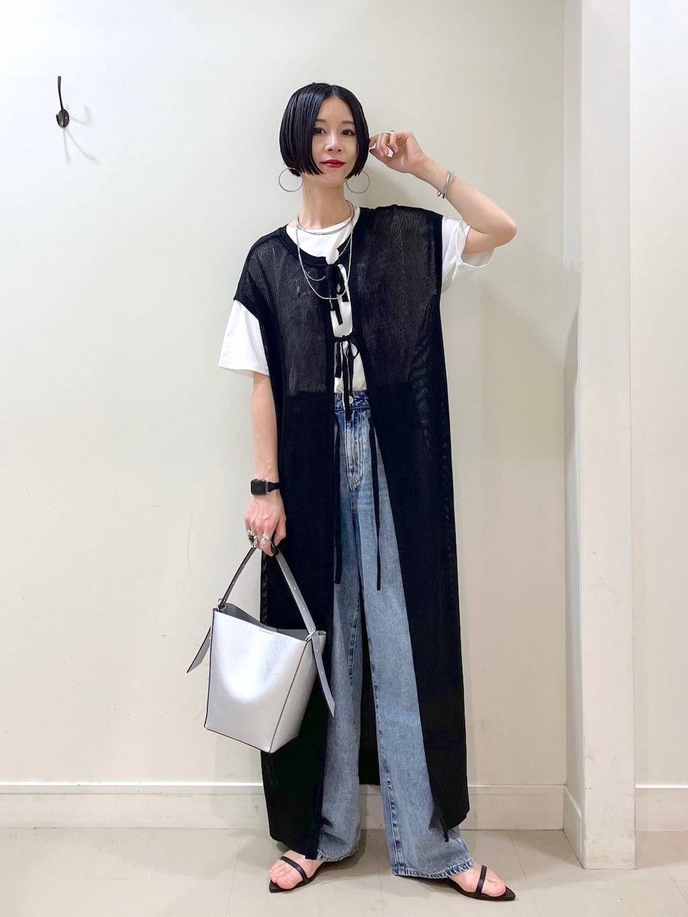 「ワンピース、ベスト、Tシャツ、デニムパンツ、パンツ、ワイドパンツ、春コーデ、春夏コーデ、夏コーデ、高見え、若見え、着痩せ・細見え、ママコーデ、楽ちんコーデ、普通_GLOBAL WORK」｜「GLOBAL WORKのGOODデニムバギーパンツ/118365（デニムパンツ、ブルー系）」を使った、るんるんさん（レディース・168cm）の春コーディネートの1枚目の写真