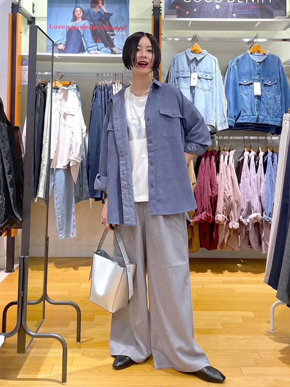 ブラック系のその他シューズ、シルバー系のショルダーバッグ、ブルー系のシャツ/ブラウスを着用したレディースの秋コーディネートの1枚目の写真