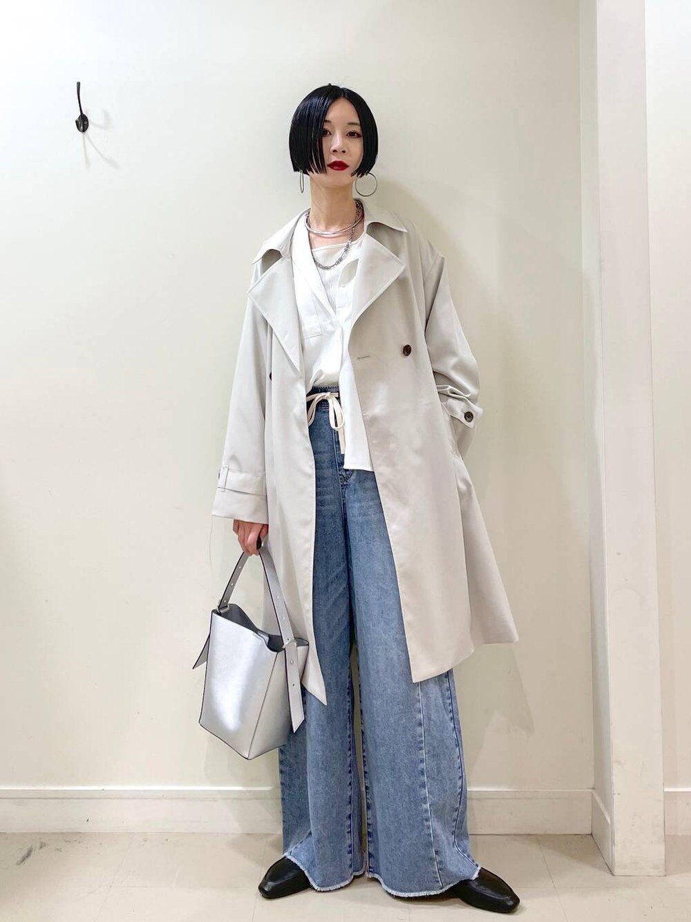 「GLOBAL WORK、高見え、若見え、着痩せ・細見え、ママコーデ、普通_GLOBAL WORK、高身長、トレンチコート、コート、ブラウス、デニムパンツ、パンツ、楽ちんコーデ、体型カバー、ワイドパンツ」｜「GLOBAL WORKのらくっション踏めるバブーシュ/136007（その他シューズ、ブラック系）」を使った、るんるんさん（レディース・168cm）の春コーディネートの1枚目の写真