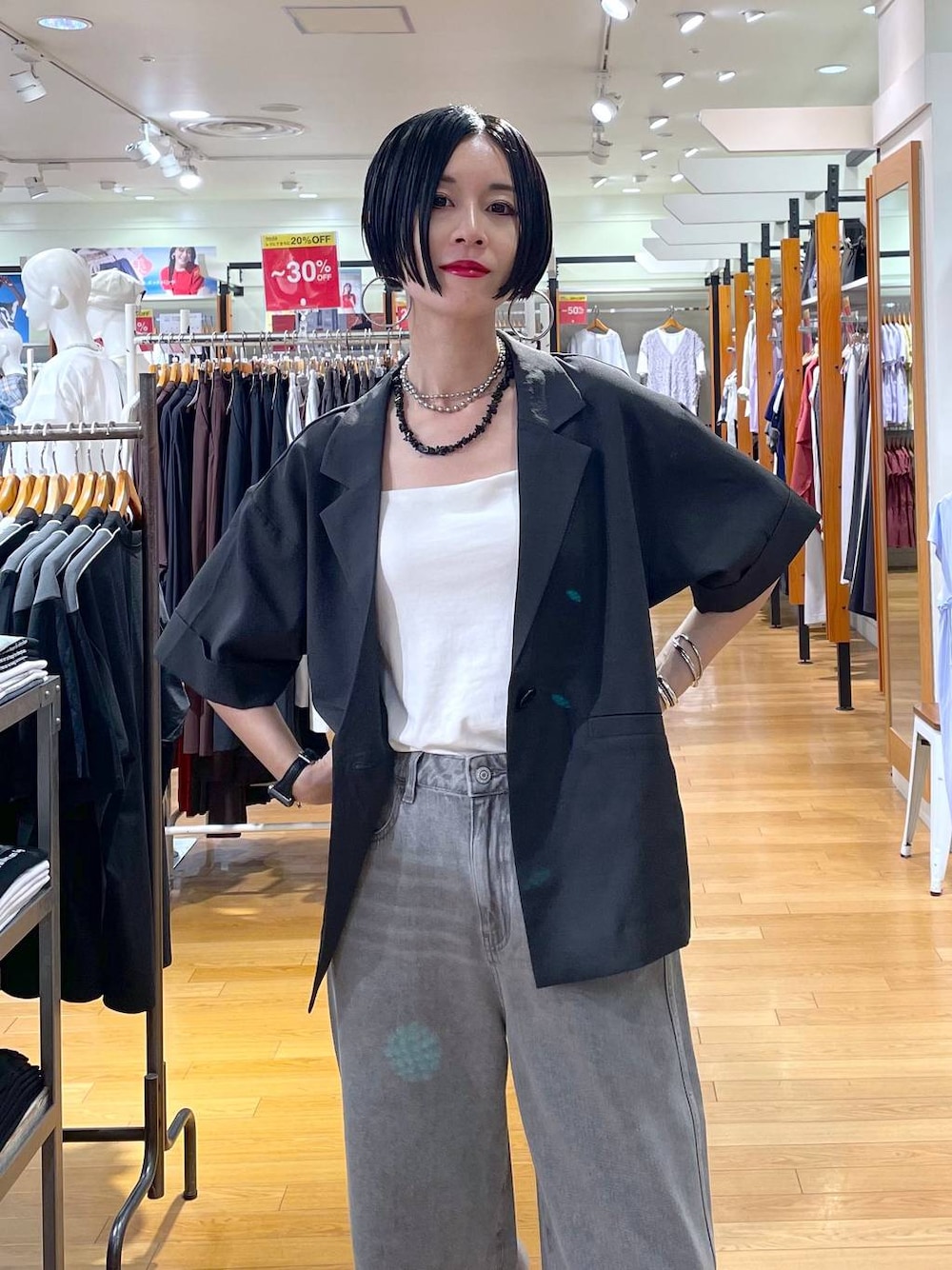 「夏コーデ、モノトーン、ネックレス、カップ付きインナー、デニムパンツ、パンツ、高見え、若見え、着痩せ・細見え、ママコーデ、楽ちんコーデ、普通_GLOBAL WORK、高身長、体型カバー、GLOBAL WORK」｜「GLOBAL WORKのステンレスボールY字ネックレス/106439（ネックレス、シルバー系）」を使った、るんるんさん（レディース・168cm）の夏コーディネートの1枚目の写真