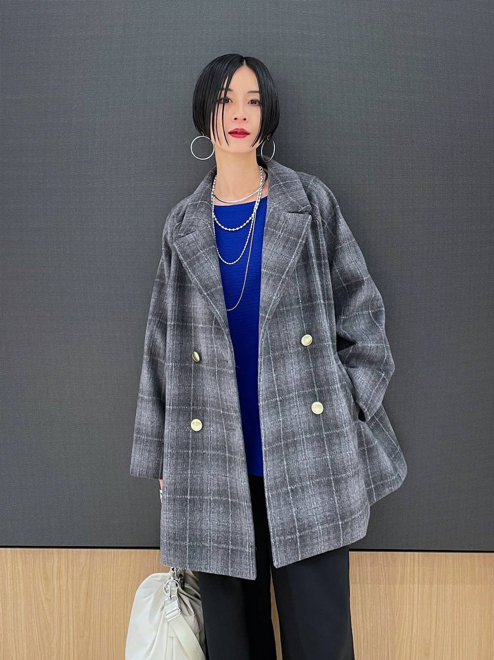 ホワイト系のショルダーバッグ、その他のチェスターコート、ブラック系のその他パンツを着用したレディースの秋コーディネートの1枚目の写真