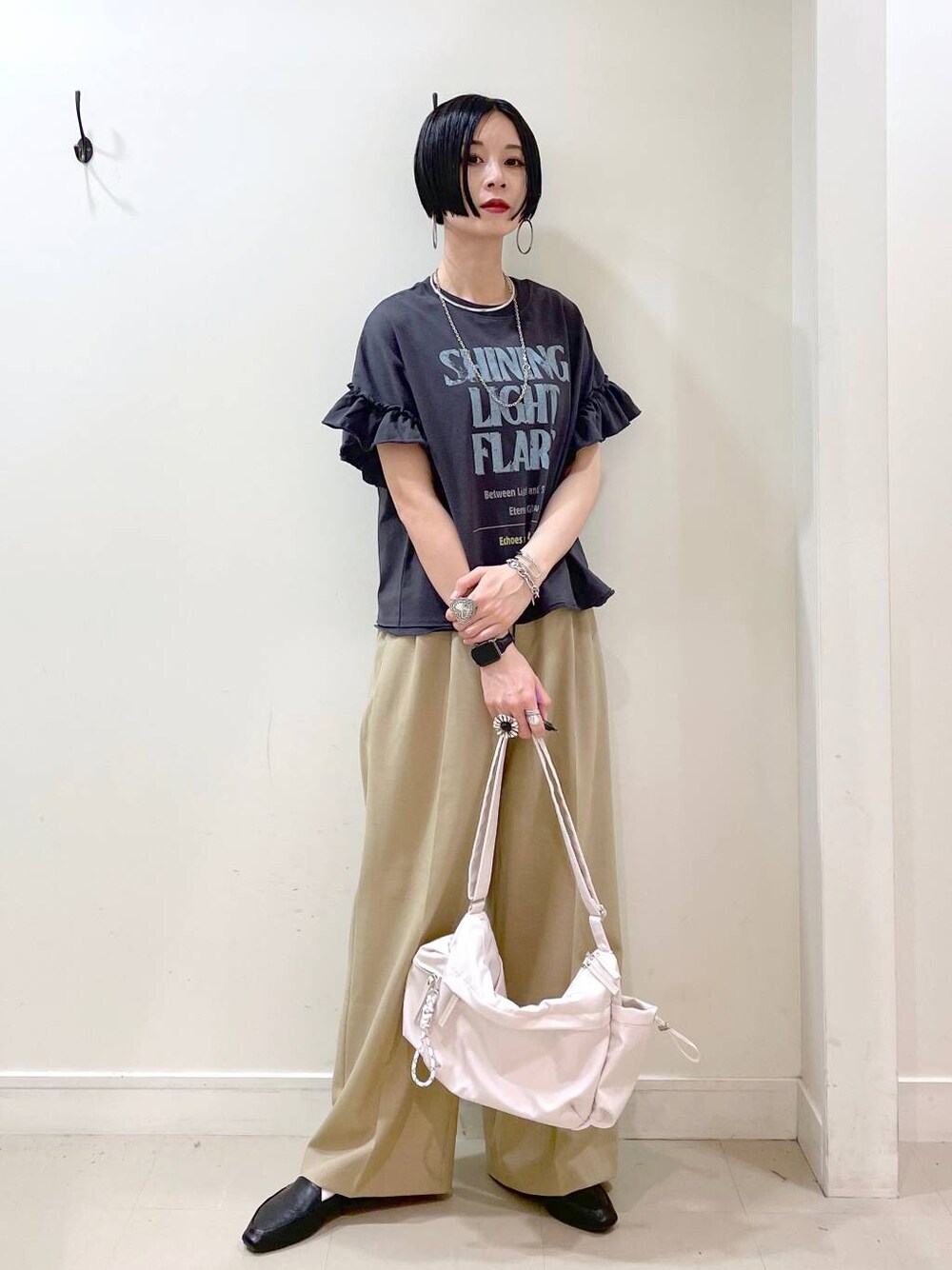「大人カジュアル、高見え、若見え、着痩せ・細見え、ママコーデ、楽ちんコーデ、普通_GLOBAL WORK、高身長、体型カバー、GLOBAL WORK、シンプルコーデ、Tシャツ、ワイドパンツ、パンツ、春コーデ」｜「GLOBAL WORKのらくっション踏めるバブーシュ/136007（その他シューズ、ブラック系）」を使った、るんるんさん（レディース・168cm）の春コーディネートの1枚目の写真