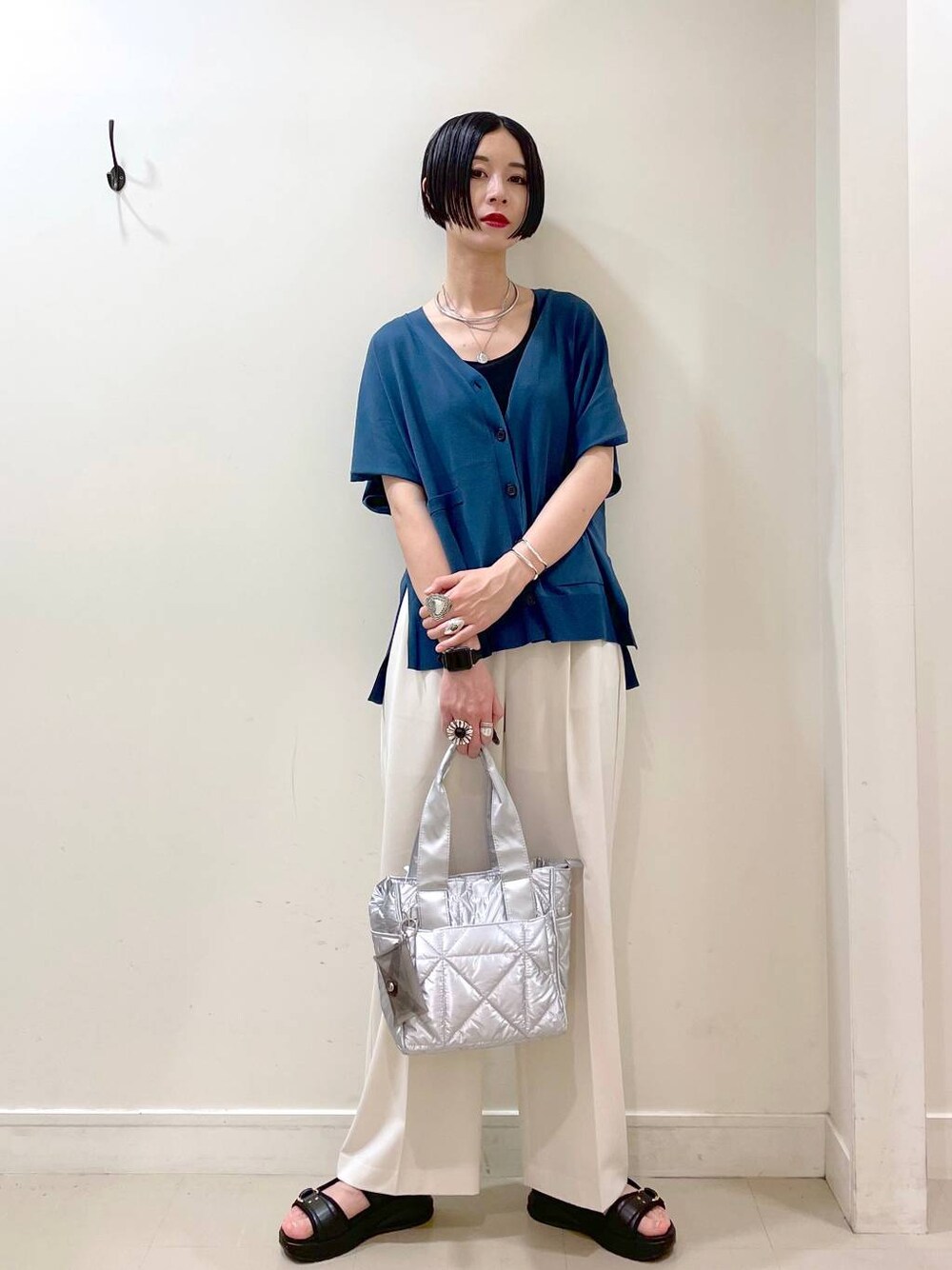 「カーディガン、タンクトップ、ワイドパンツ、パンツ、ネックレス、サンダル、ショルダーバッグ、春コーデ、夏コーデ、高見え、若見え、着痩せ・細見え、ママコーデ、楽ちんコーデ、普通_GLOBAL WORK」｜「GLOBAL WORKの推しごとキルティング2WAYトート/286286（トートバッグ、シルバー系）」を使った、るんるんさん（レディース・168cm）の春コーディネートの1枚目の写真