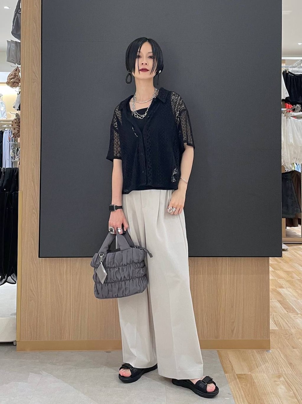 グレー系のトートバッグ、ベージュ系のその他パンツ、ブラック系のタンクトップを着用したレディースの夏コーディネートの1枚目の写真
