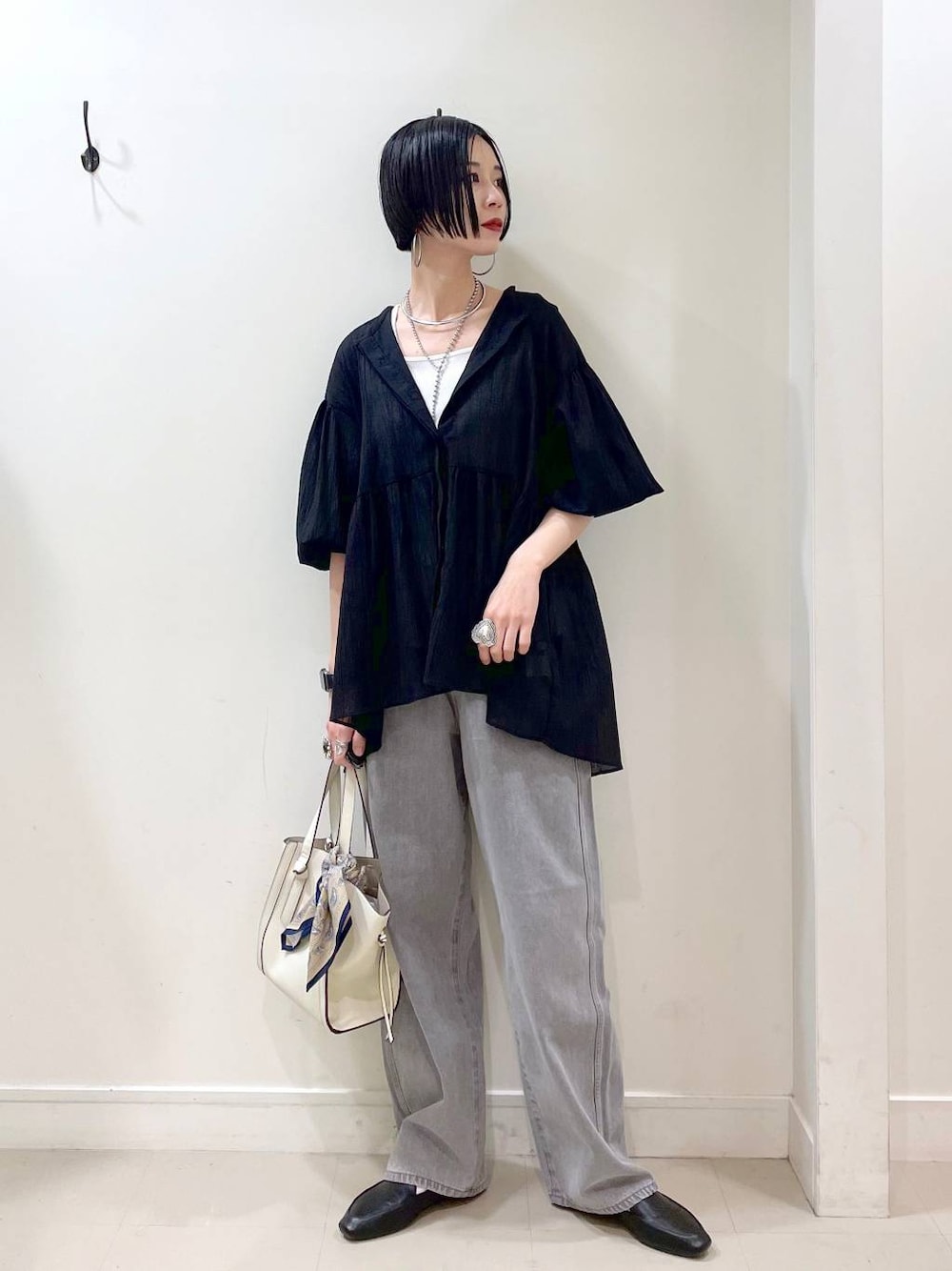 「着痩せ・細見え、ママコーデ、高身長、体型カバー、高見え、若見え、楽ちんコーデ、普通_GLOBAL WORK、GLOBAL WORK、シンプルコーデ、大人カジュアル、ブラウス、タンクトップ、ワイドパンツ、デニムパンツ」｜「GLOBAL WORKのステンレスボールY字ネックレス/106439（ネックレス、シルバー系）」を使った、るんるんさん（レディース・168cm）の春コーディネートの1枚目の写真