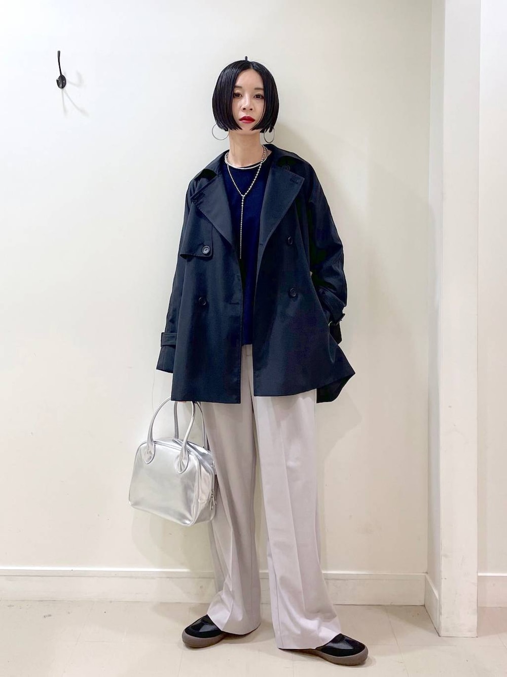 「高見え、若見え、着痩せ・細見え、ママコーデ、普通_GLOBAL WORK、高身長、GLOBAL WORK、トレンチコート、コート、ニット、ワイドパンツ、パンツ、楽ちんコーデ、体型カバー、きれいめ」｜「GLOBAL WORKのステンレスボールY字ネックレス/106439（ネックレス、シルバー系）」を使った、るんるんさん（レディース・168cm）の春コーディネートの1枚目の写真