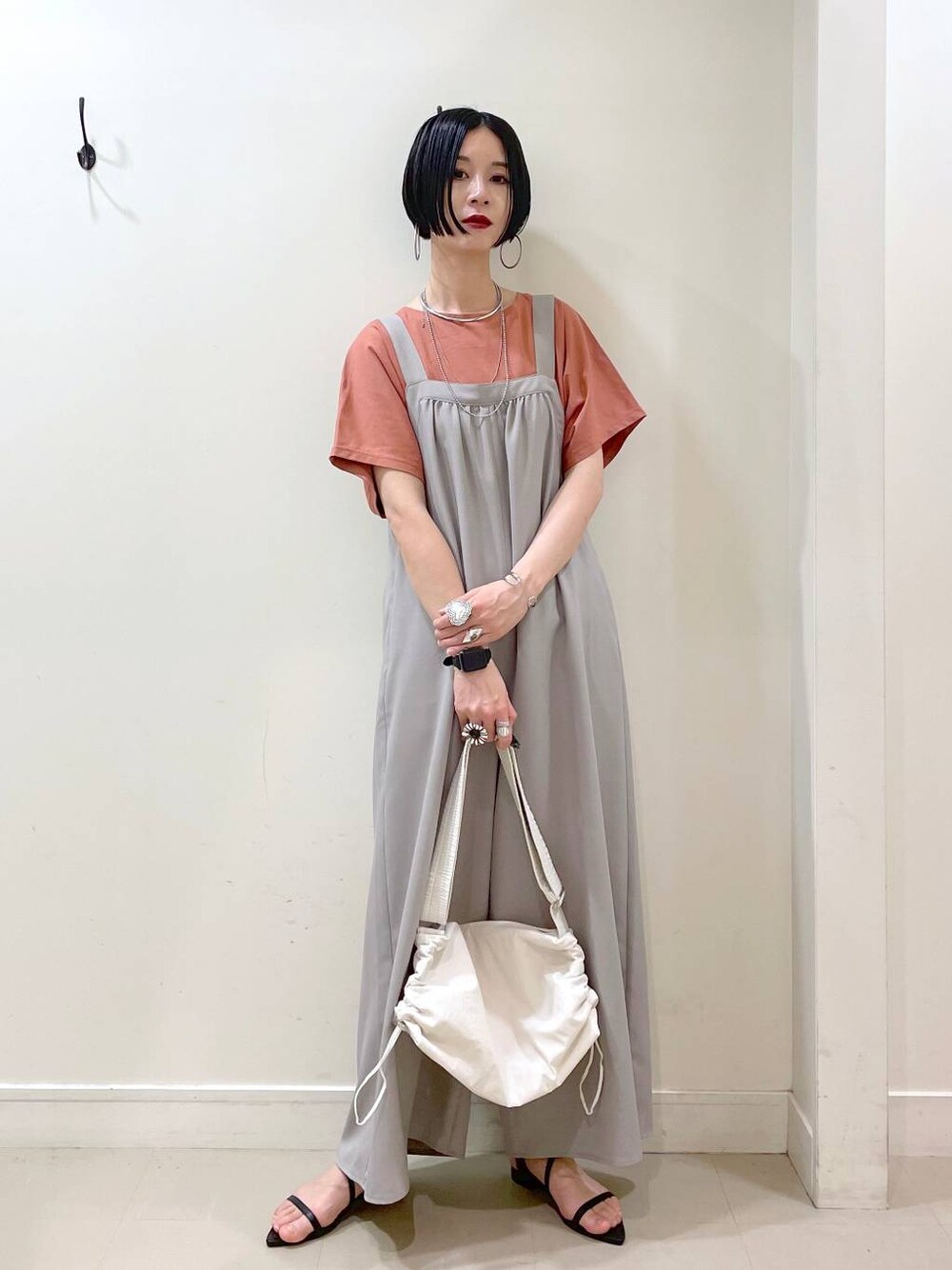 「体型カバー、GLOBAL WORK、シンプルコーデ、大人カジュアル、Tシャツ、サロペット、ワイドパンツ、パンツ、ネックレス、サンダル、春コーデ、春夏コーデ、夏コーデ、高見え、若見え」｜「GLOBAL WORKのなめらかタッチドルマン半袖/289393（Tシャツ/カットソー、ブラウン系）」を使った、るんるんさん（レディース・168cm）の春コーディネートの1枚目の写真