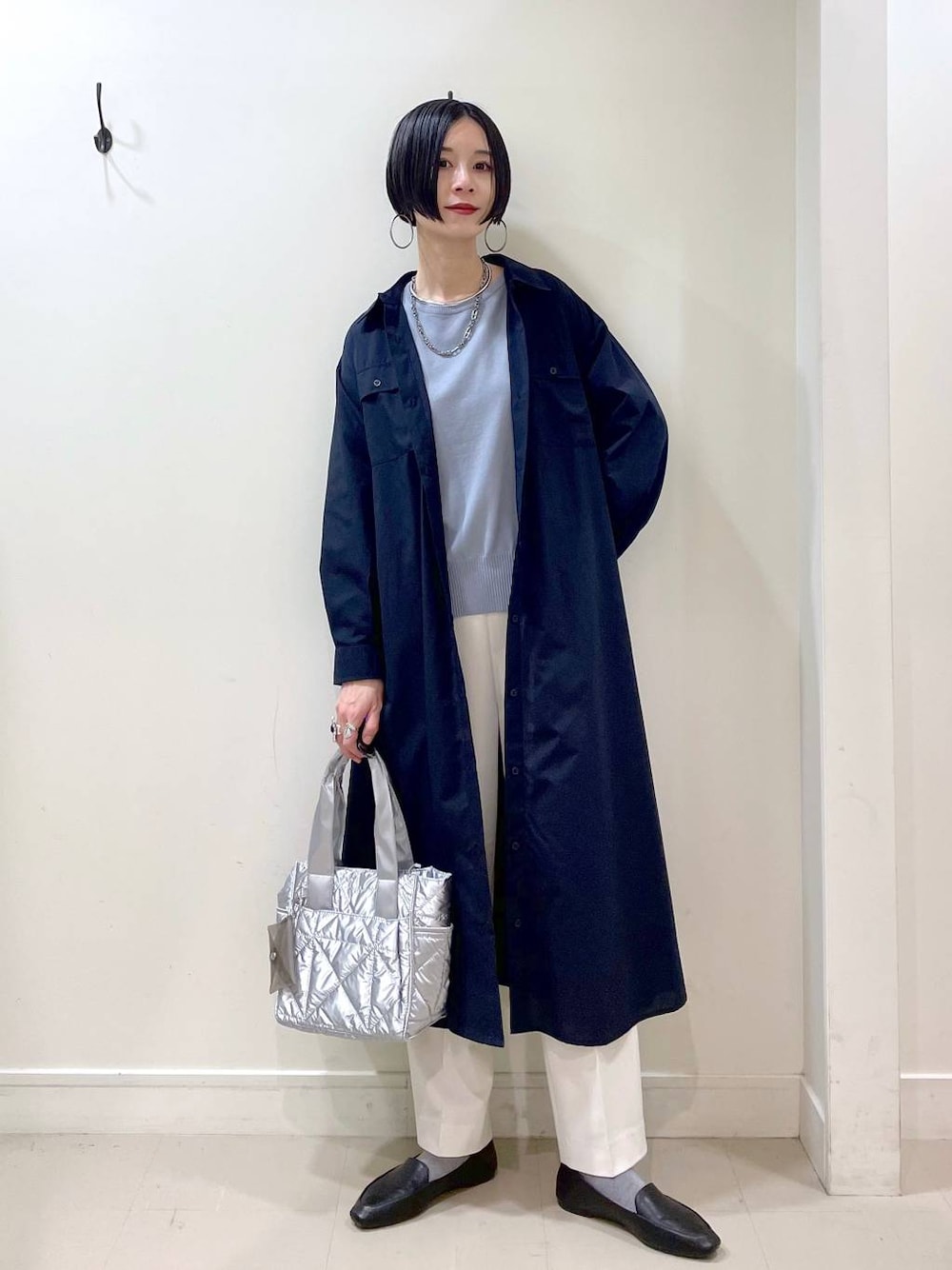 「高見え、若見え、着痩せ・細見え、ママコーデ、楽ちんコーデ、普通_GLOBAL WORK、高身長、体型カバー、GLOBAL WORK、シンプルコーデ、シャツワンピース、ワンピース、ニット、春服みてみて、シャツ」｜「GLOBAL WORKのウツクシルエットテーパードパンツ/133595（その他パンツ、ホワイト系）」を使った、るんるんさん（レディース・168cm）の春コーディネートの1枚目の写真