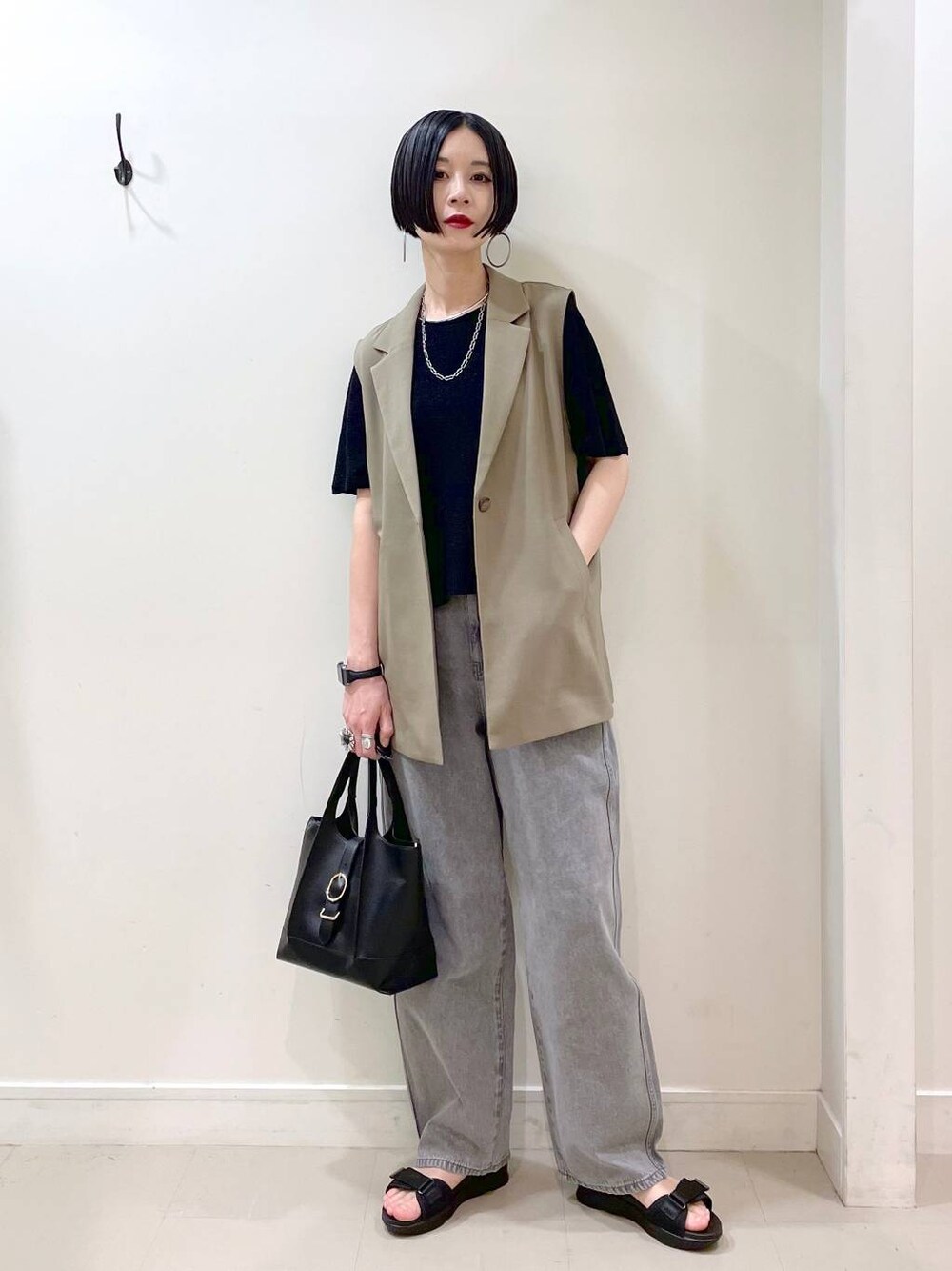 「高見え、若見え、着痩せ・細見え、ママコーデ、楽ちんコーデ、普通_GLOBAL WORK、高身長、体型カバー、GLOBAL WORK、シンプルコーデ、大人カジュアル、ベスト、デニムパンツ、パンツ、ネックレス」｜「GLOBAL WORKのGOODデニムバギーパンツ/118365（デニムパンツ、グレー系）」を使った、るんるんさん（レディース・168cm）の夏コーディネートの1枚目の写真