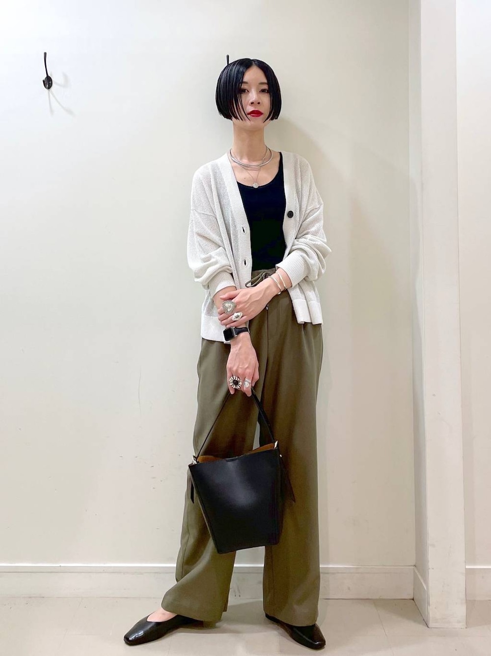 「カーディガン、タンクトップ、ワイドパンツ、パンツ、ネックレス、ショルダーバッグ、春コーデ、夏コーデ、春夏コーデ、高見え、若見え、着痩せ・細見え、ママコーデ、楽ちんコーデ、普通_GLOBAL WORK」｜「GLOBAL WORKのらくっション撥水フィットパンプス/135895（パンプス、ブラック系）」を使った、るんるんさん（レディース・168cm）の春コーディネートの1枚目の写真