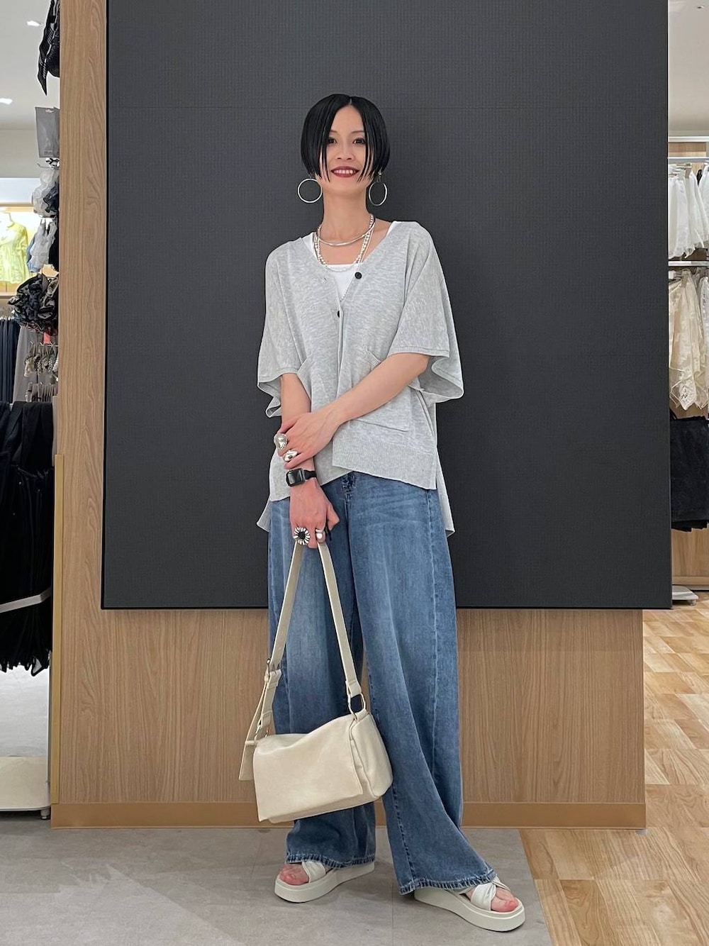 グレー系のカーディガン/ボレロ、ブルー系のデニムパンツ、ホワイト系のタンクトップを着用したレディースの夏コーディネートの1枚目の写真