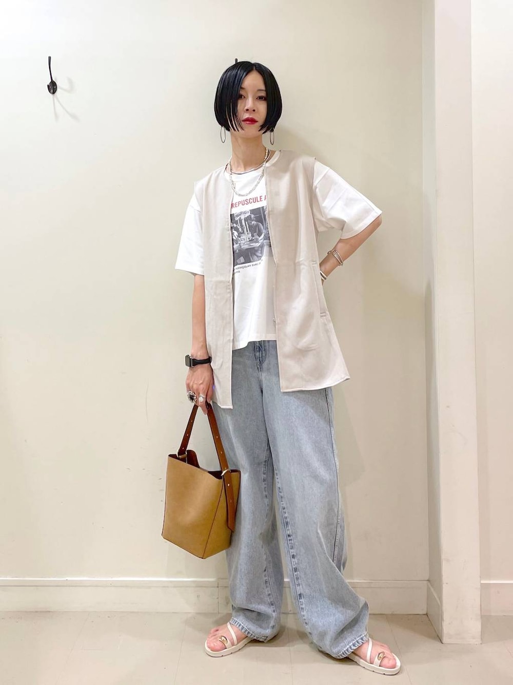 「GLOBAL WORK、シンプルコーデ、高見え、若見え、着痩せ・細見え、ママコーデ、楽ちんコーデ、普通_GLOBAL WORK、高身長、体型カバー、大人カジュアル、Tシャツ、ベスト、デニムパンツ、パンツ」｜「GLOBAL WORKのGOODデニムバギーパンツ/118365（デニムパンツ、ブルー系）」を使った、るんるんさん（レディース・168cm）の夏コーディネートの1枚目の写真