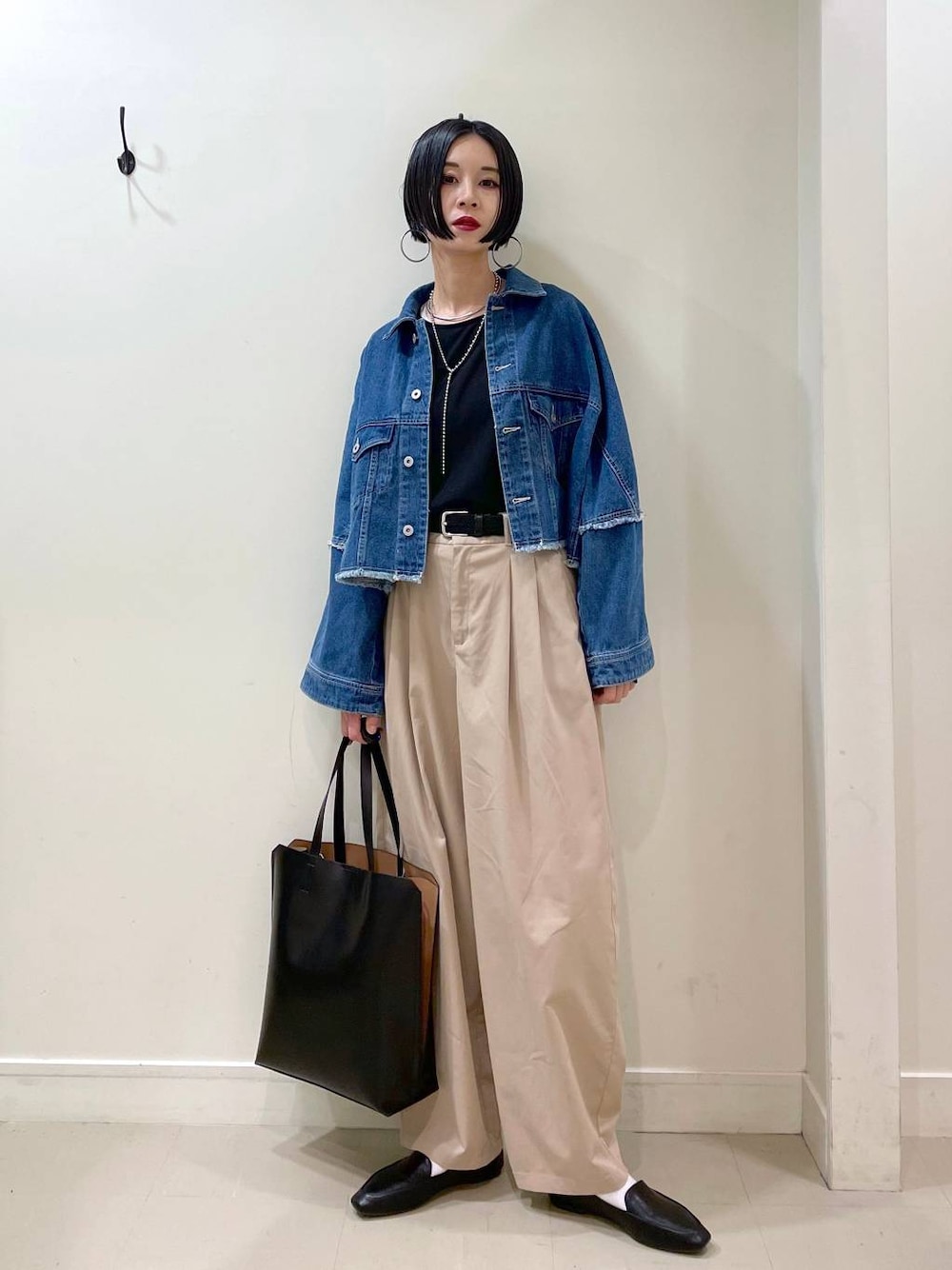 「高見え、若見え、着痩せ・細見え、ママコーデ、普通_GLOBAL WORK、高身長、GLOBAL WORK、パンツ、Tシャツ、ショルダーバッグ、バッグ、ネックレス、春コーデ」｜「GLOBAL WORKのBeauteeラメクループルオーバー長袖/115464（Tシャツ/カットソー、ブラック系）」を使った、るんるんさん（レディース・168cm）の夏コーディネートの1枚目の写真