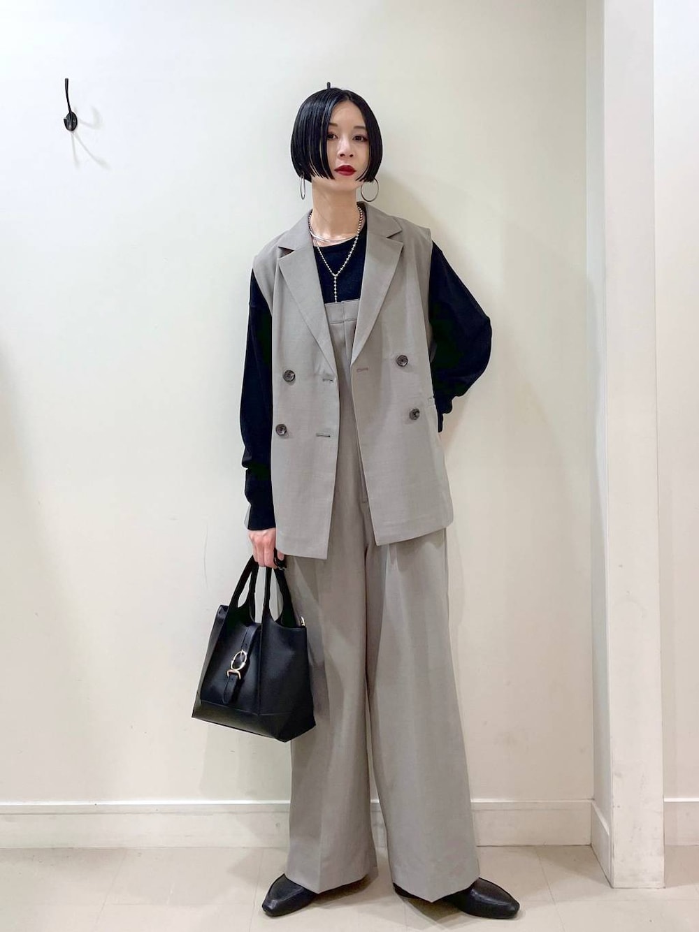 「高見え、若見え、着痩せ・細見え、ママコーデ、楽ちんコーデ、普通_GLOBAL WORK、高身長、体型カバー、GLOBAL WORK、シンプルコーデ、ベスト、ニット、春コーデ、サロペット、ワイドパンツ」｜「GLOBAL WORKのステンレスボールY字ネックレス/106439（ネックレス、シルバー系）」を使った、るんるんさん（レディース・168cm）の春コーディネートの1枚目の写真