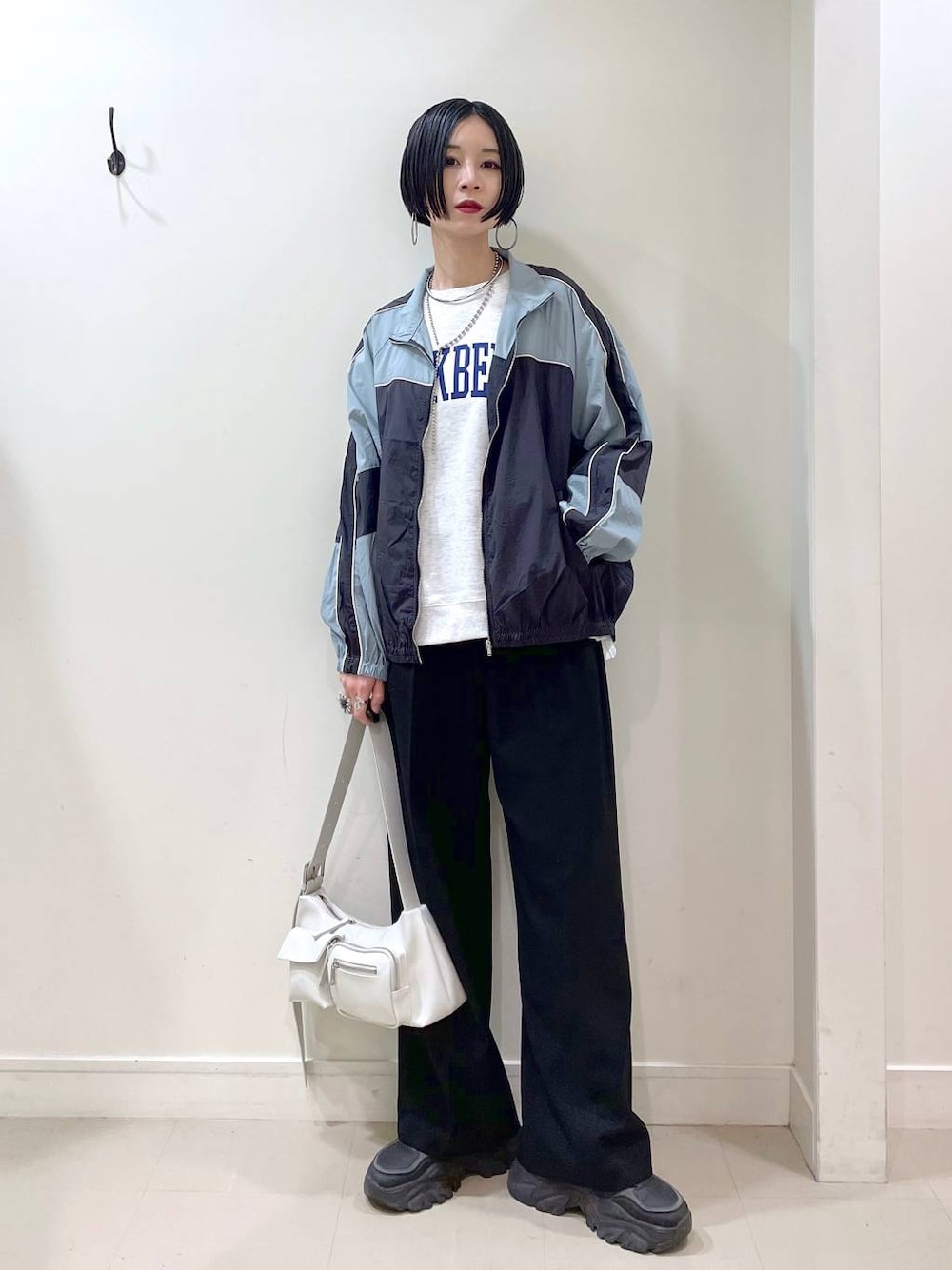 「GLOBAL WORK、体型カバー、高見え、若見え、着痩せ・細見え、ママコーデ、楽ちんコーデ、普通_GLOBAL WORK、高身長、シンプルコーデ、大人カジュアル、ブルゾン、スウェット、ワイドパンツ、バッグ」｜「GLOBAL WORKのステンレスボールY字ネックレス/106439（ネックレス、シルバー系）」を使った、るんるんさん（レディース・168cm）の春コーディネートの1枚目の写真