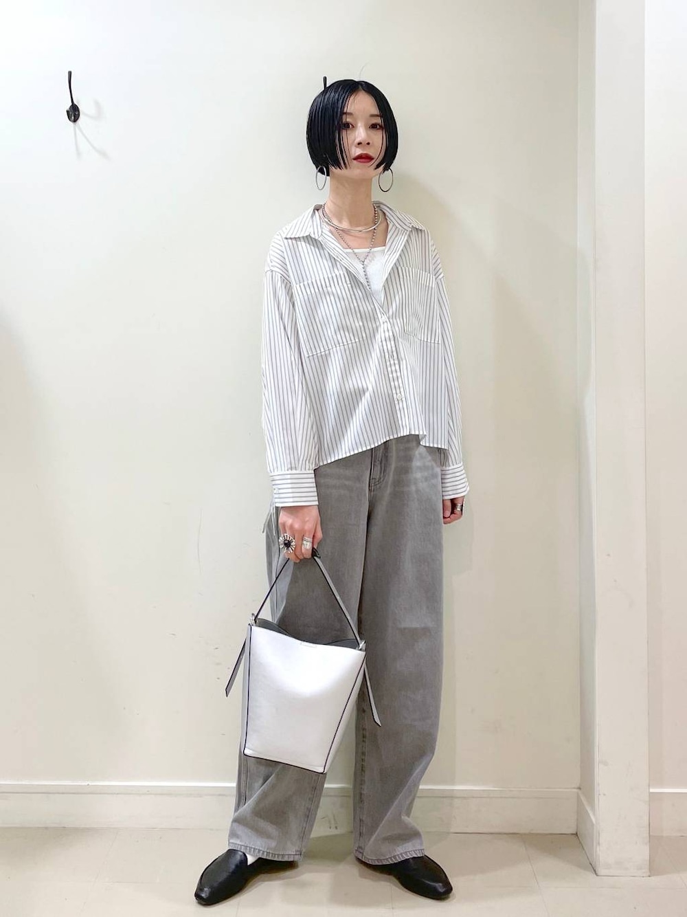 「GLOBAL WORK、高見え、若見え、着痩せ・細見え、ママコーデ、楽ちんコーデ、普通_GLOBAL WORK、高身長、体型カバー、シンプルコーデ、大人カジュアル、シャツ、タンクトップ、デニムパンツ、パンツ」｜「GLOBAL WORKのGOODデニムバギーパンツ/118365（デニムパンツ、グレー系）」を使った、るんるんさん（レディース・168cm）の春コーディネートの1枚目の写真