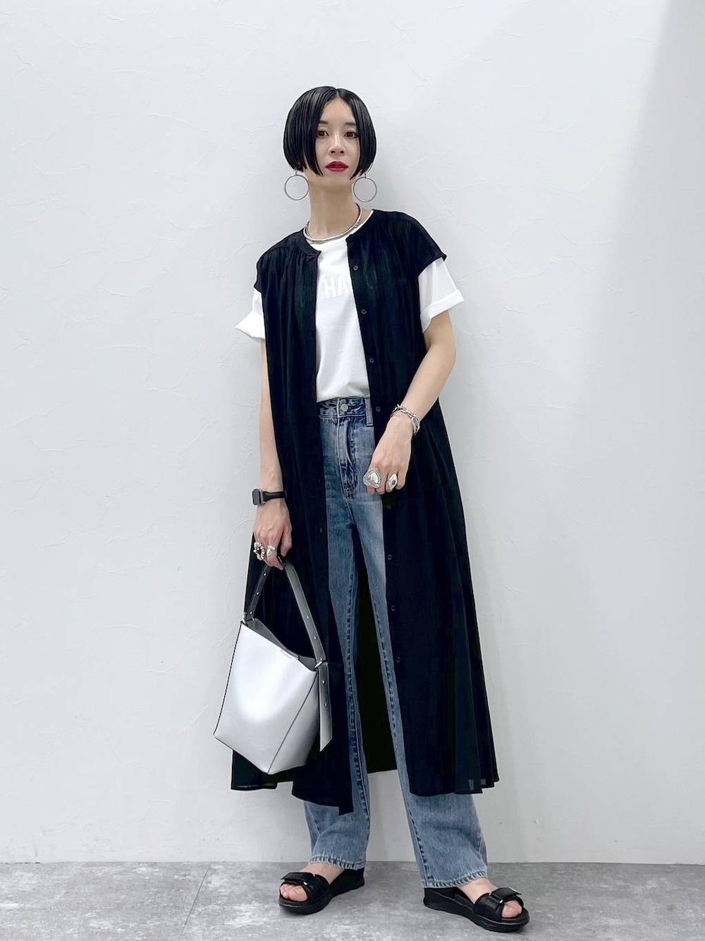 「大人カジュアル、高見え、若見え、着痩せ・細見え、ママコーデ、楽ちんコーデ、普通_GLOBAL WORK、高身長、体型カバー、GLOBAL WORK、シンプルコーデ、Tシャツ、ベスト、デニムパンツ、パンツ」｜「GLOBAL WORKのリッチクリーンプリントT半袖/147640（Tシャツ/カットソー、ホワイト系）」を使った、るんるんさん（レディース・168cm）の夏コーディネートの1枚目の写真