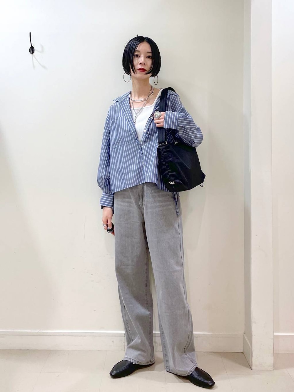 「高見え、若見え、着痩せ・細見え、ママコーデ、楽ちんコーデ、普通_GLOBAL WORK、高身長、体型カバー、GLOBAL WORK、シンプルコーデ、大人カジュアル、シャツ、タンクトップ、デニムパンツ、パンツ」｜「GLOBAL WORKのGOODデニムバギーパンツ/118365（デニムパンツ、グレー系）」を使った、るんるんさん（レディース・168cm）の春コーディネートの1枚目の写真