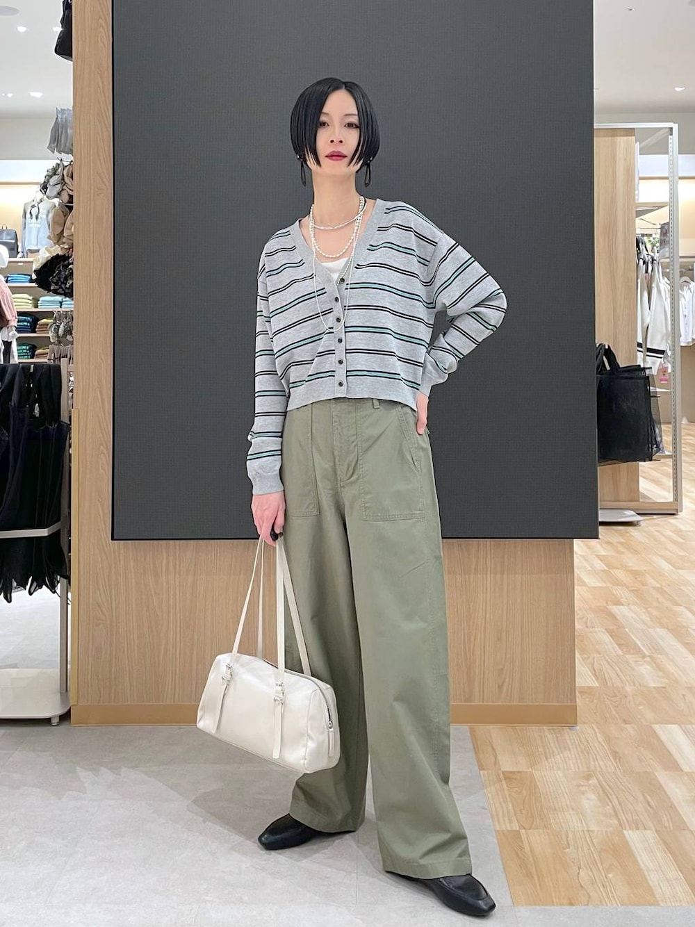 ブラック系のその他シューズ、ベージュ系のショルダーバッグ、ホワイト系のキャミソールを着用したレディースの春コーディネートの1枚目の写真