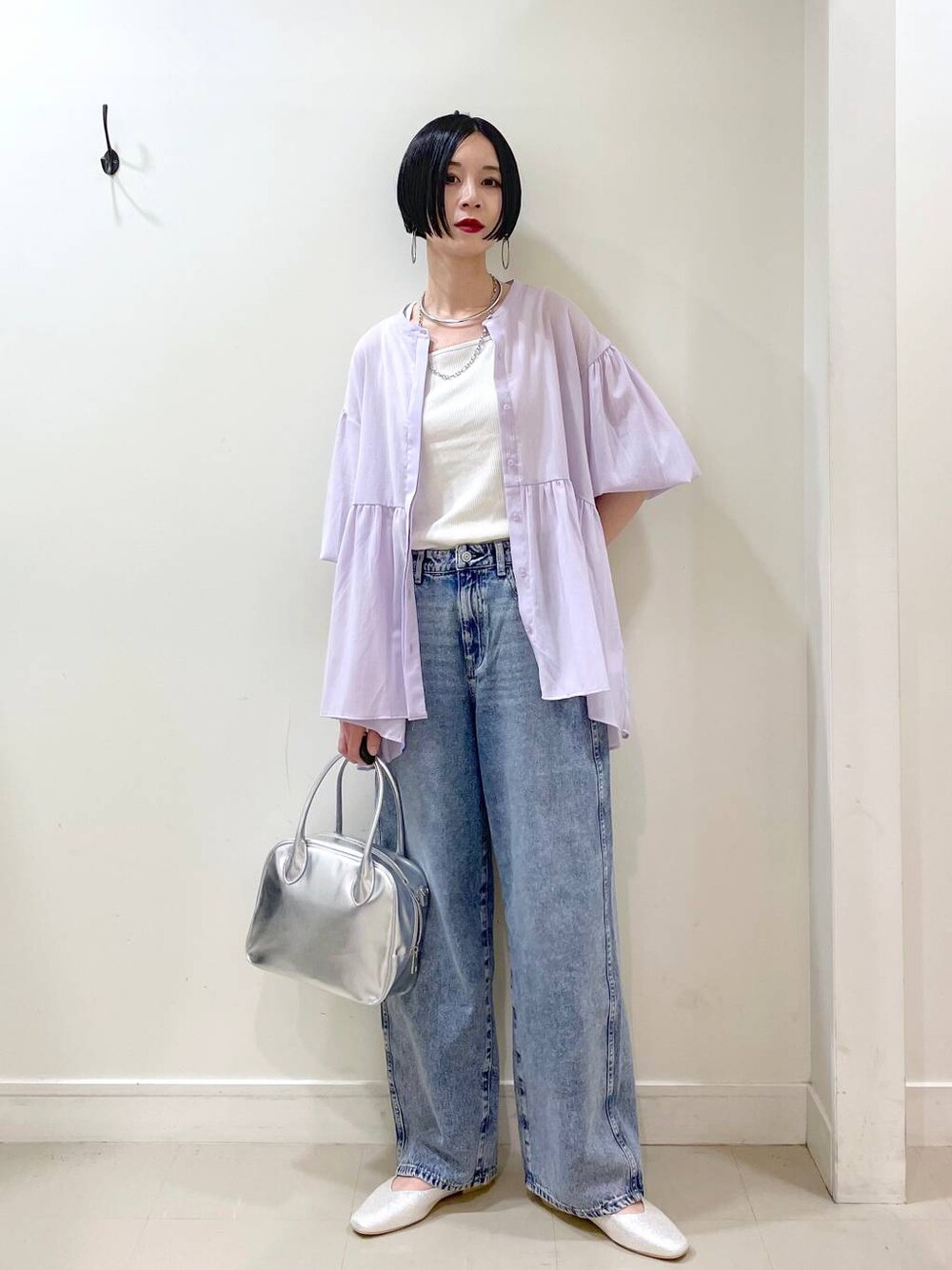 「高見え、若見え、着痩せ・細見え、ママコーデ、楽ちんコーデ、普通_GLOBAL WORK、高身長、体型カバー、GLOBAL WORK、シンプルコーデ、ブラウス、タンクトップ、デニムパンツ、パンツ、GOOD DENIM_GLOBAL WORK」｜「GLOBAL WORKのGOODデニムバギーパンツ/118365（デニムパンツ、ブルー系）」を使った、るんるんさん（レディース・168cm）の春コーディネートの1枚目の写真